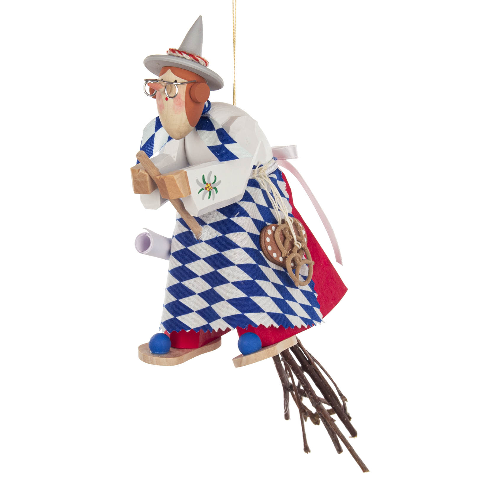 Holzfigur einer bayerischen Hexe mit Brille, kariertem Kleid, Brezel um den Hals, Besen und Hut.