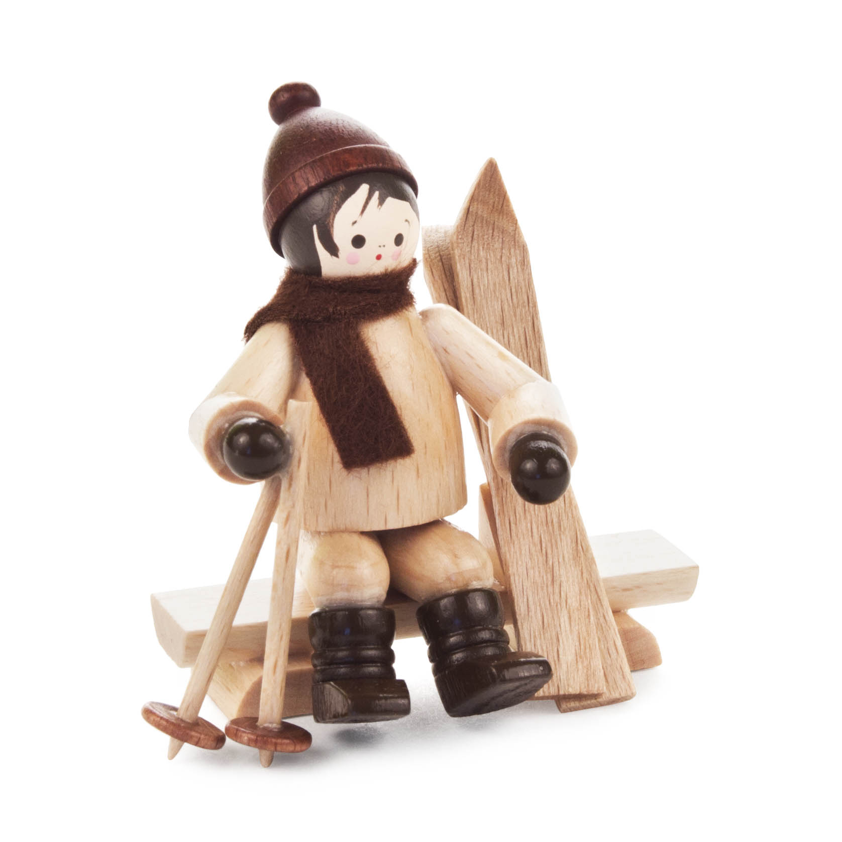Ein handgeschnitzter Skifahrer sitzt auf einer natürlichen Holzbank. Er trägt eine braune Mütze, Schal und Stiefel. Skier und Skistöcke sind dabei. im Dregeno Online Shop günstig kaufen