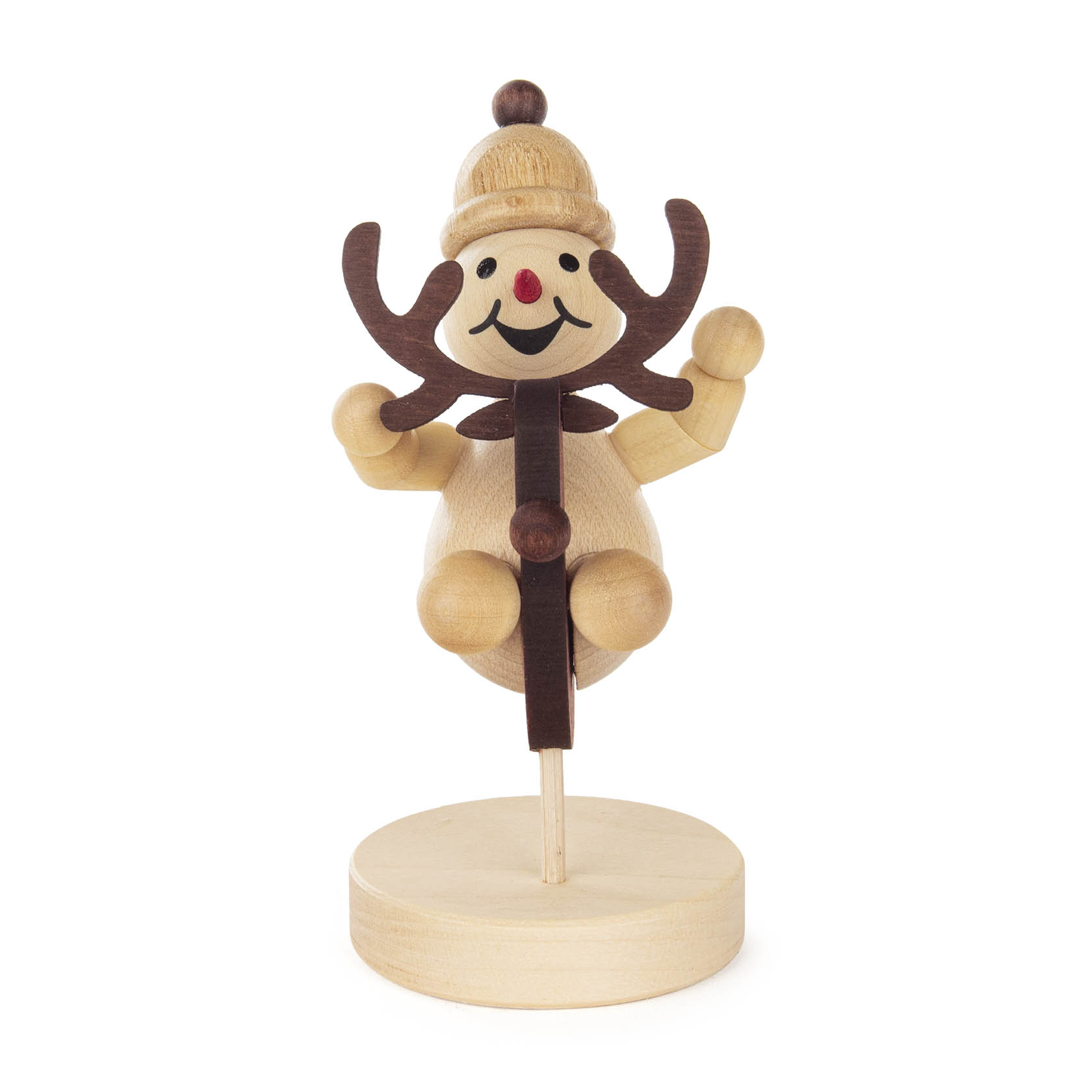 Ein hölzerner Schneemann als Schaukeltier, mit einem fröhlichen Gesichtsausdruck. Er trägt eine Mütze und hat bräunliche Arme.