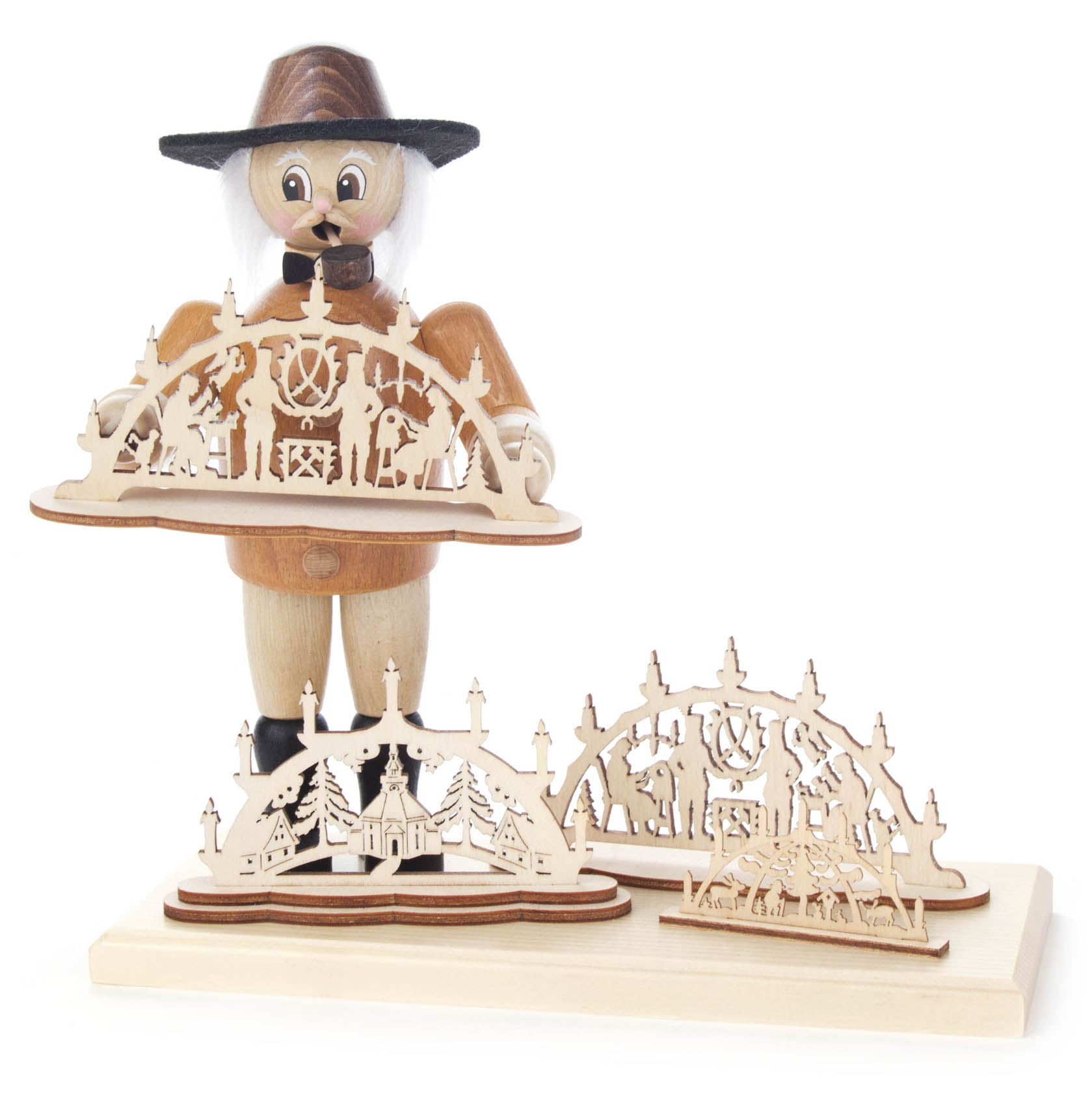 Ein hölzerner Räuchermann in traditioneller Kleidung hält einen Schwibbogen. Vor ihm zwei weitere filigrane Schwibbögen auf einem Sockel. im Dregeno Online Shop günstig kaufen