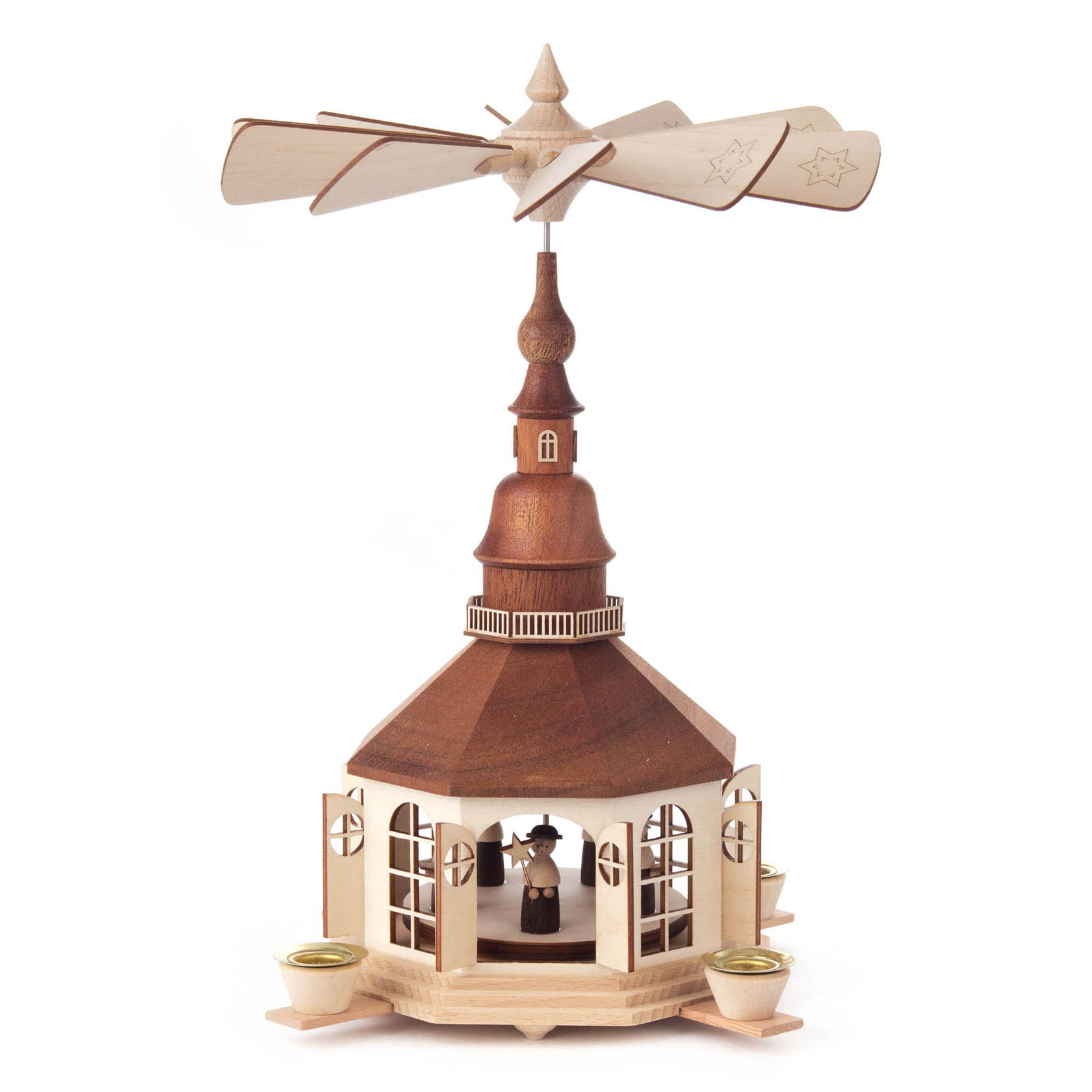 Holzpyramide mit einer Seiffener Kirche und drei Kurrende-Sängern in der Mitte, Kerzenhalter für Kerzen mit 14mm Durchmesser an den Seiten. im Dregeno Online Shop günstig kaufen