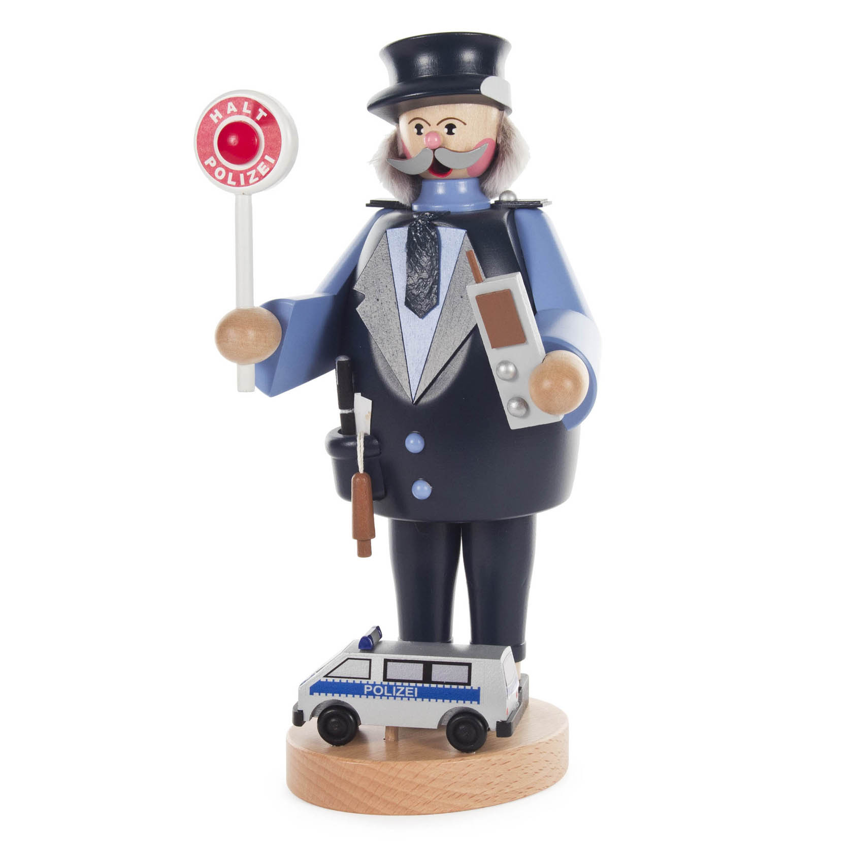 Ein Räuchermann in der Form eines Polizisten. Er trägt eine Uniform mit Krawatte, hält ein Stoppschild und ein Funkgerät. Vor ihm steht ein kleines Polizeiauto. im Dregeno Online Shop günstig kaufen