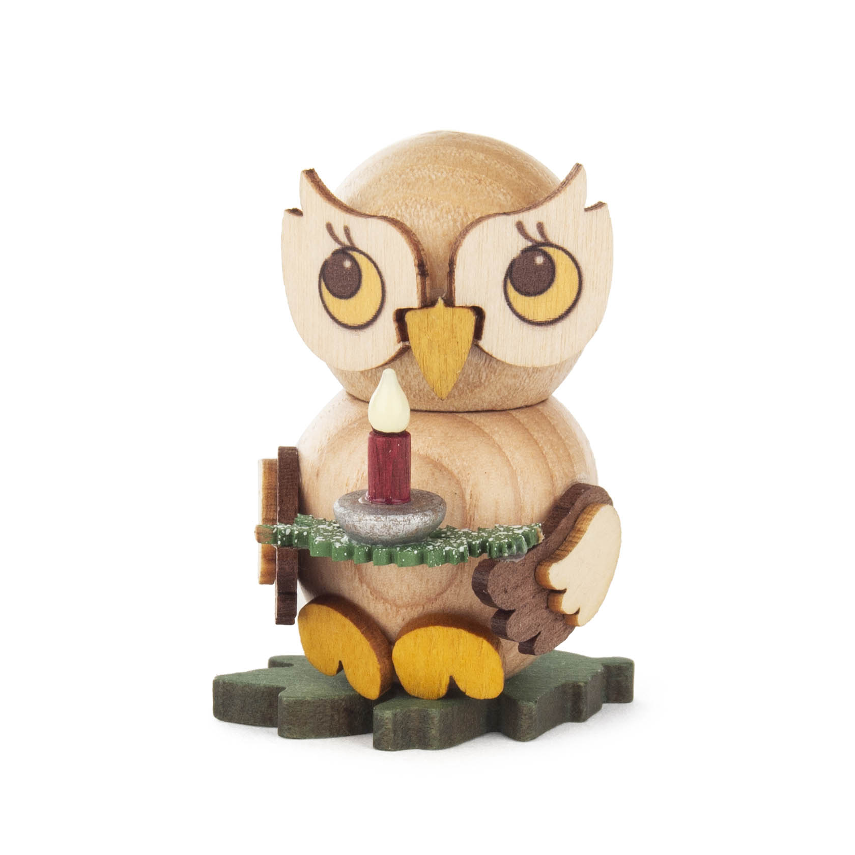 Holzfigur einer Eule mit großen Augen, die auf einem grünen Zweig sitzt und eine rote Kerze in den Flügeln hält. im Dregeno Online Shop günstig kaufen