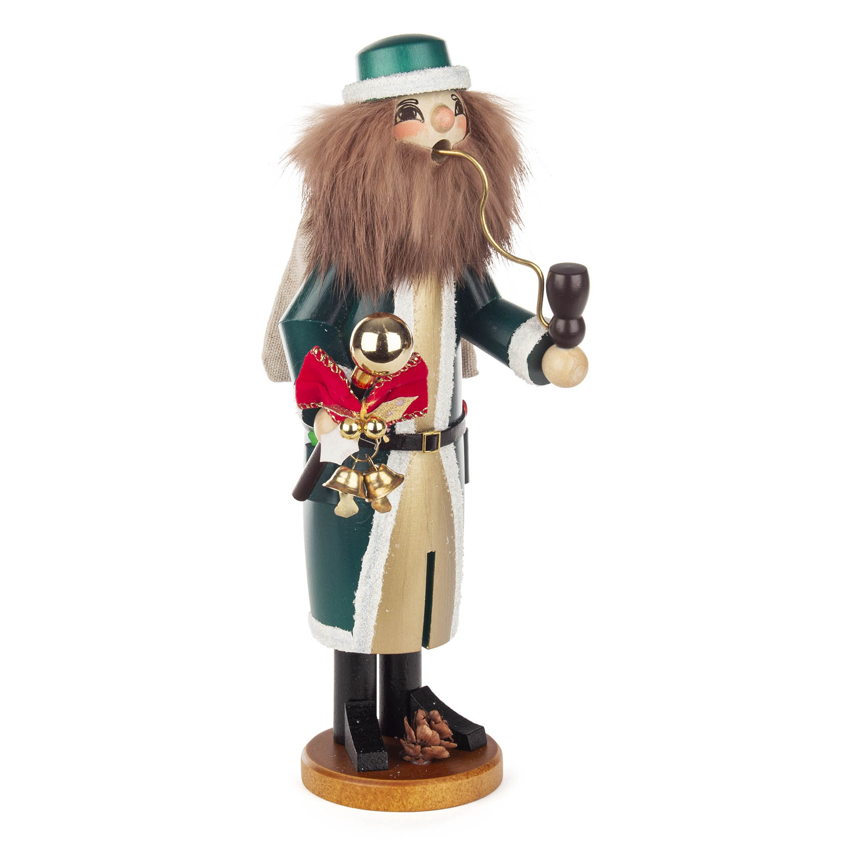 Ein Räuchermann in Form eines Irish Santa Claus mit grünem Mantel und Hut, trägt eine Pfeife im Mund und hält Glocken mit einer roten Schleife in der Hand.