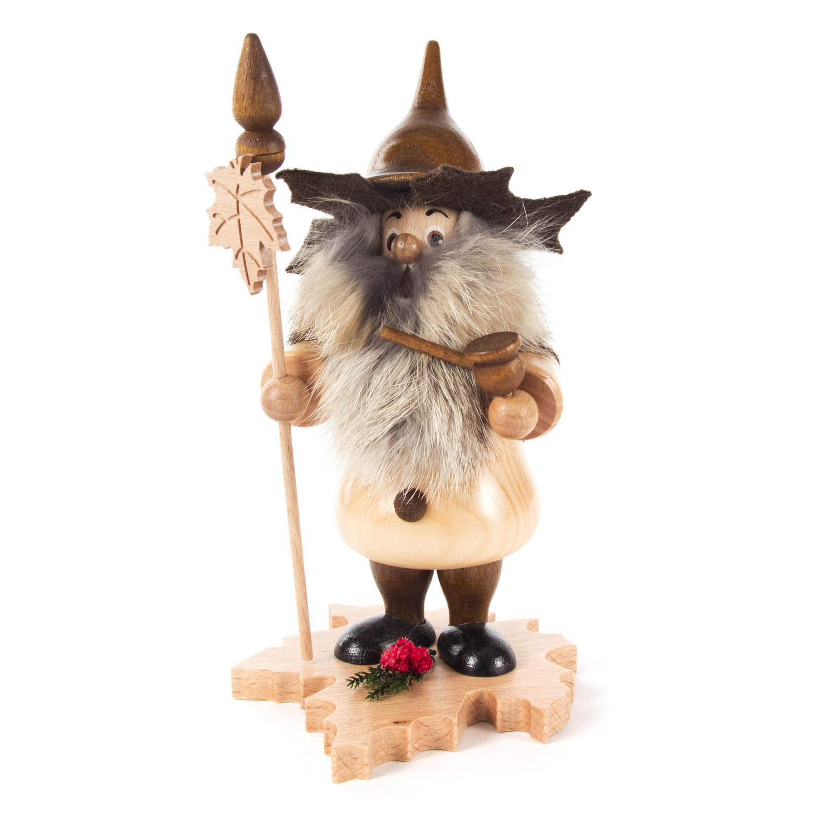 Ein Räuchermann in Form eines Baumwichtels, mit grünem Hut und Mantel, hält eine Pfeife. Er steht auf einem Ahornblatt und hält einen Stab mit Blattverzierung. im Dregeno Online Shop günstig kaufen