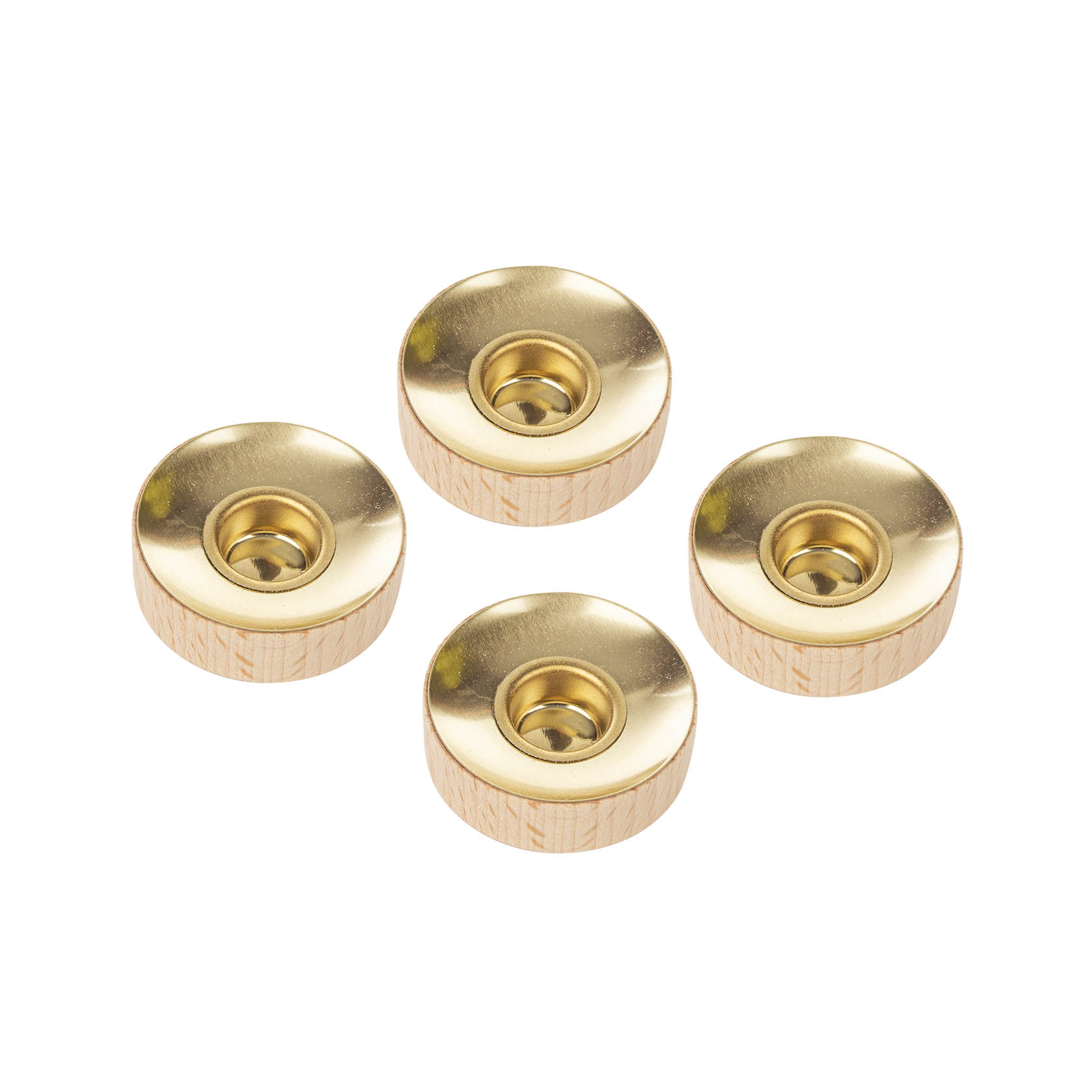 Vier runde, goldfarbene Kerzentüllen für Teelichter oder 14mm Kerzen, auf hellem Holz basierend.