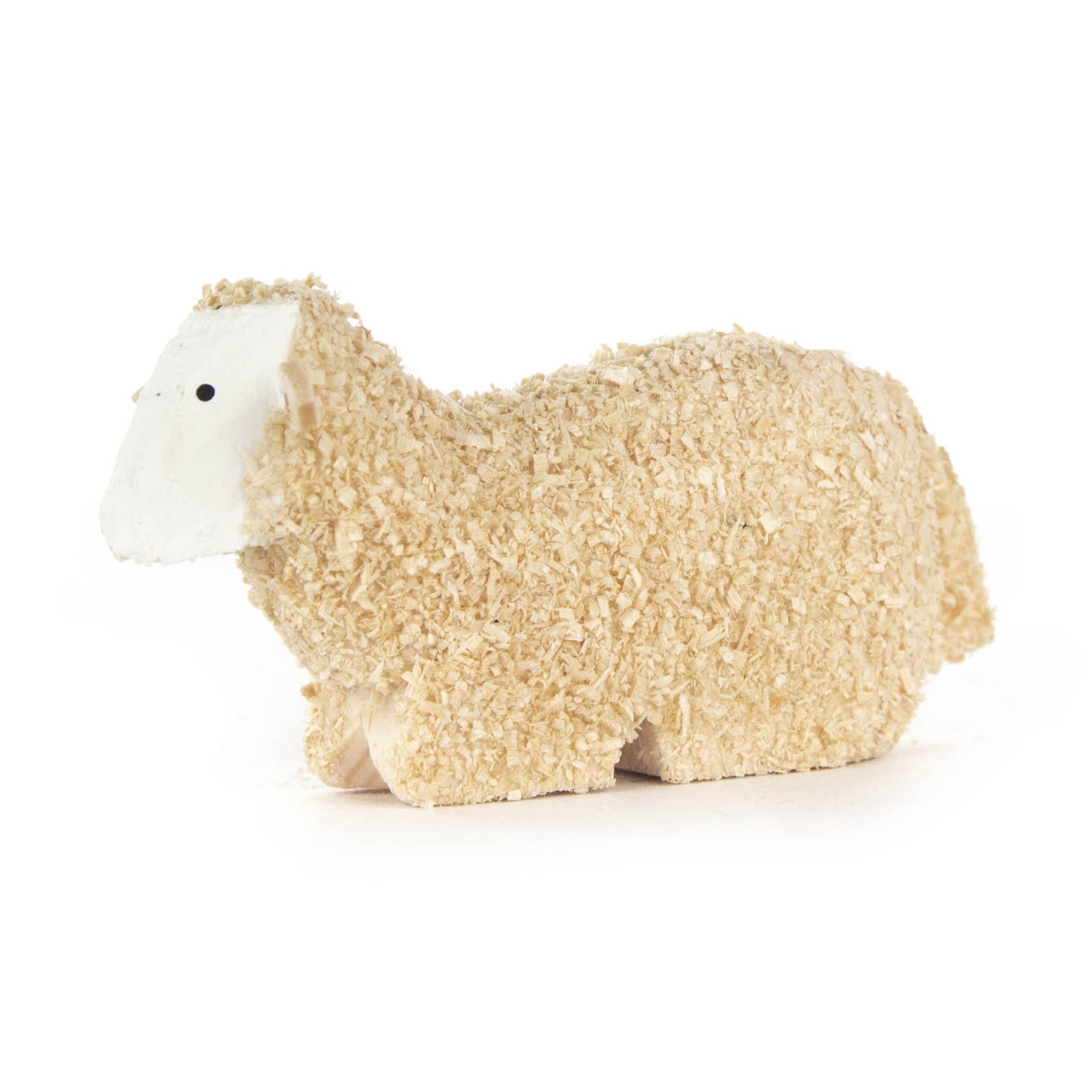 Ein miniaturisiertes liegendes Schaf aus Holzspäne gefertigt, etwa 30mm hoch, mit weißem Gesicht und kleinen schwarzen Augen. im Dregeno Online Shop günstig kaufen
