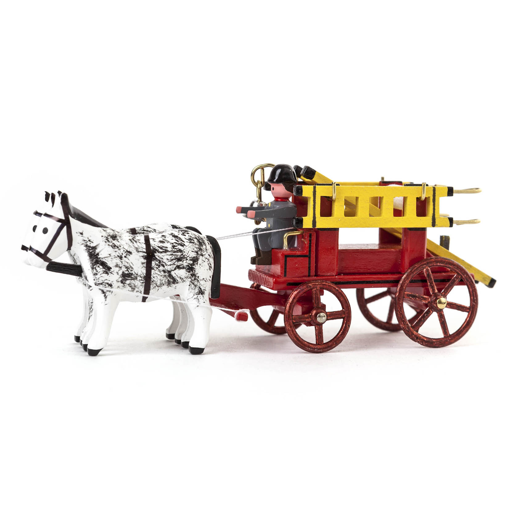 Holzfigur eines Mannes auf einem rot-gelben Leiterwagen, der von einem weißen Pferd mit schwarzen Flecken gezogen wird. im Dregeno Online Shop günstig kaufen