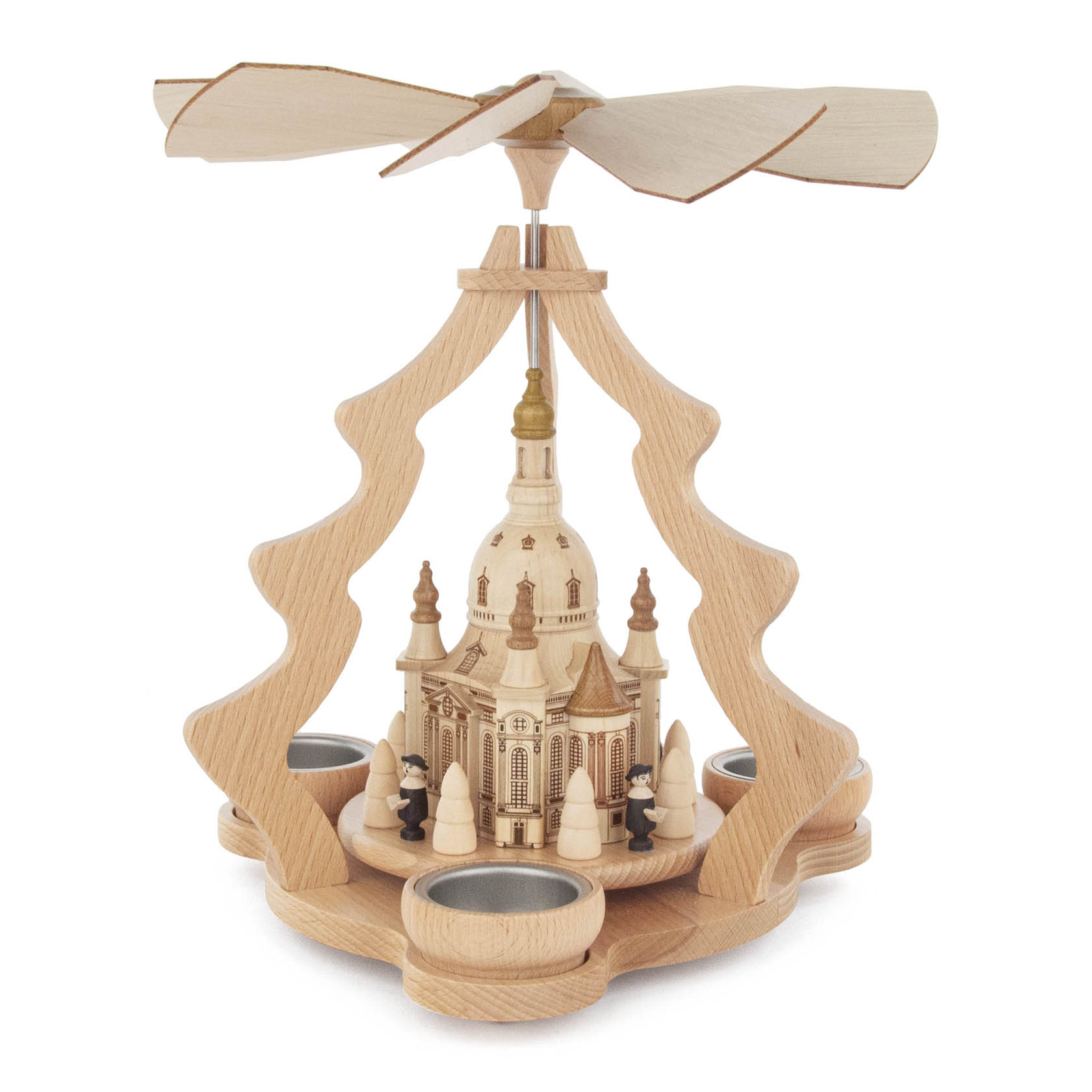Holzpyramide mit der Dresdner Frauenkirche in der Mitte, umgeben von Teelichthaltern und Figuren, oben ein Propeller.