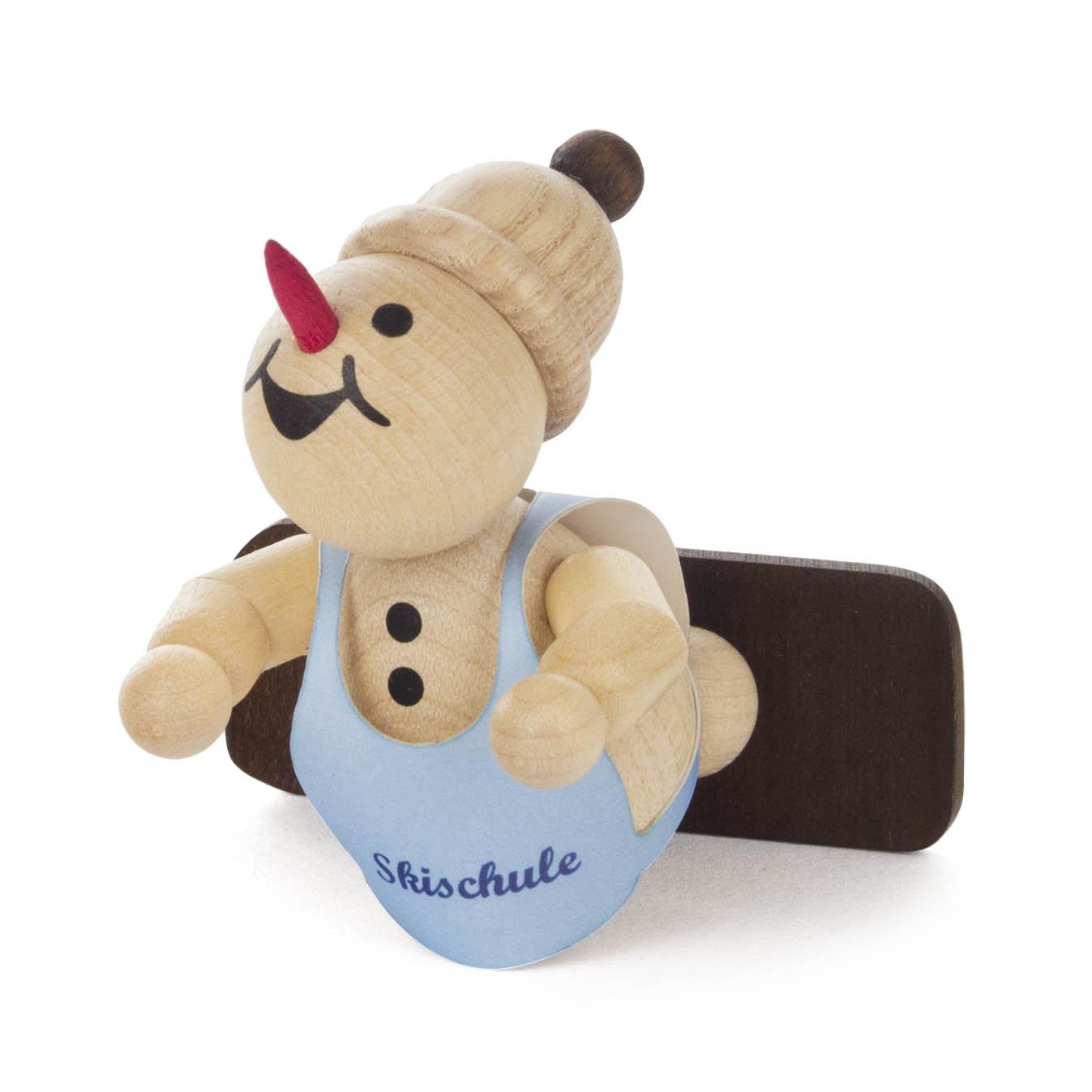 Holzfigur eines Schneemanns mit Bommelmütze und einer Karottennase, liegend auf einem Snowboard in blauer Skischule-Weste.
