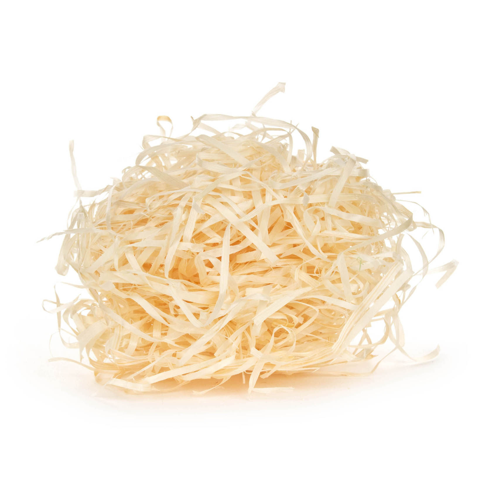 Ein Haufen aus natürlichem Ostergras aus Holzwolle. Das Ostergras ist hell und Holzfarben, leicht zerknittert und für Dekorationszwecke geeignet. im Dregeno Online Shop günstig kaufen