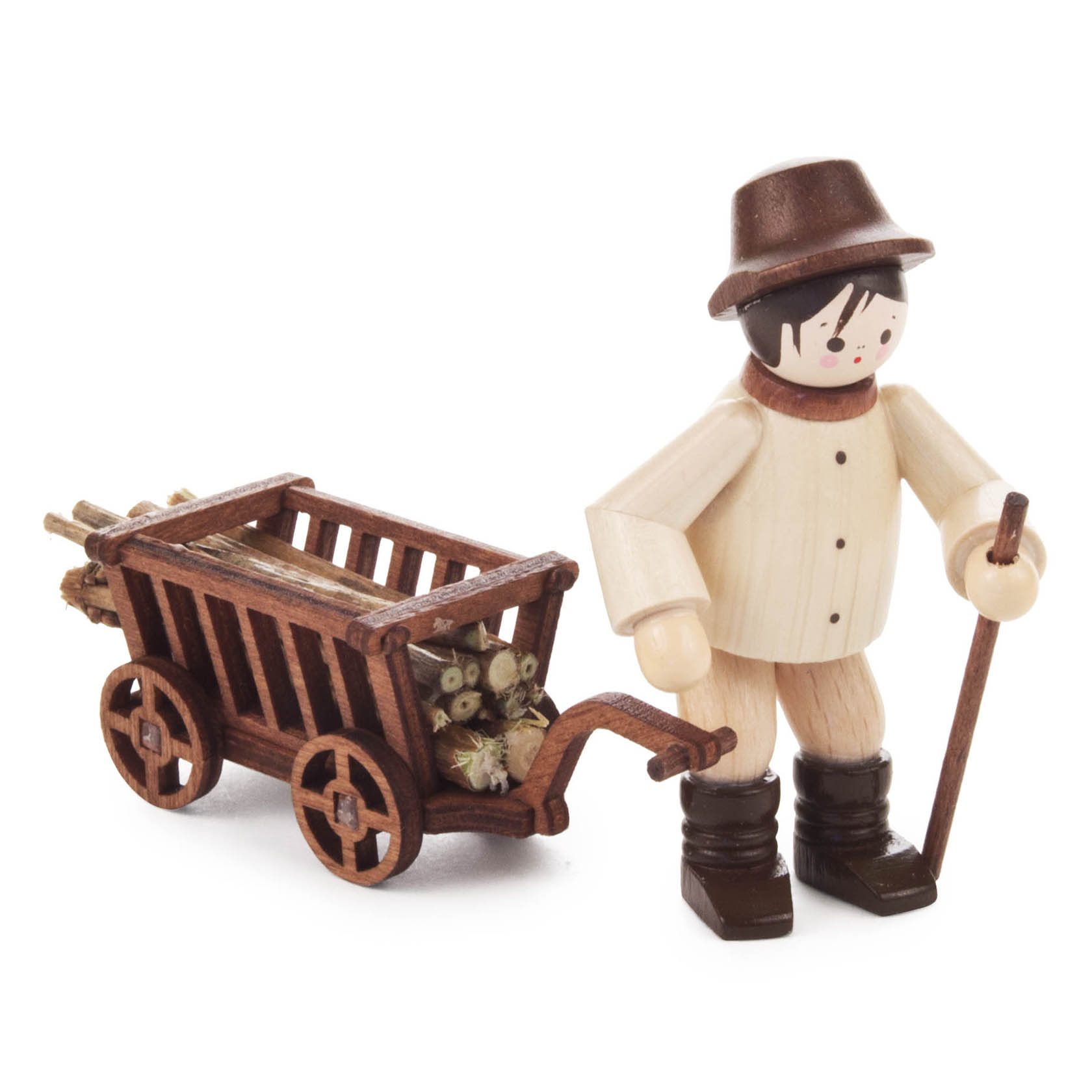 Holzfigur eines Waldarbeiters mit braunem Hut und Wanderstab, der einen kleinen Holzwagen mit Holzstämmen zieht. im Dregeno Online Shop günstig kaufen
