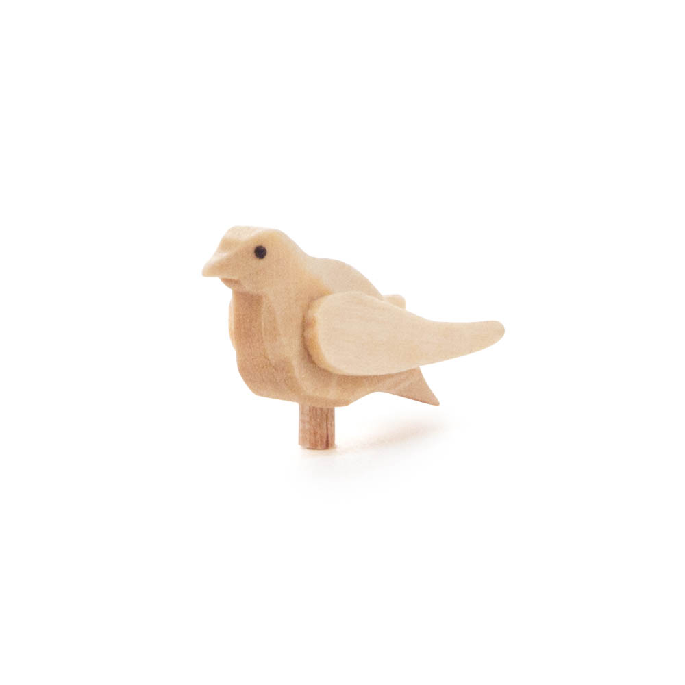 Holzgeschnitzter Vogel mit vereinfachten Formen und glatter Oberfläche, stehend auf einem kleinen hölzernen Stab. im Dregeno Online Shop günstig kaufen