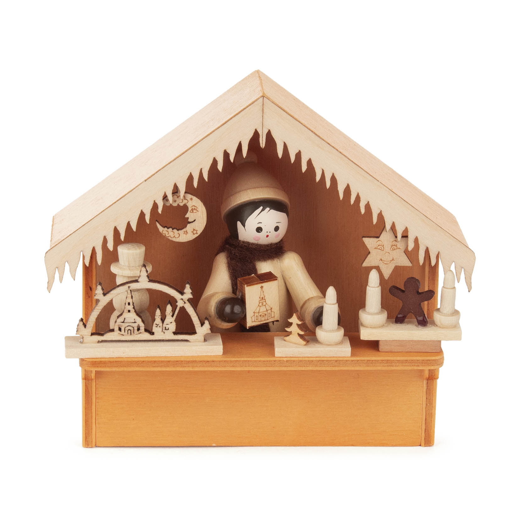 Kleine Holzfigur in einem geschützten Stand, umgeben von erzgebirgischen Holzkunstwerken wie einem Schwibbogen, Kerzenhaltern und Sternornamenten. im Dregeno Online Shop günstig kaufen