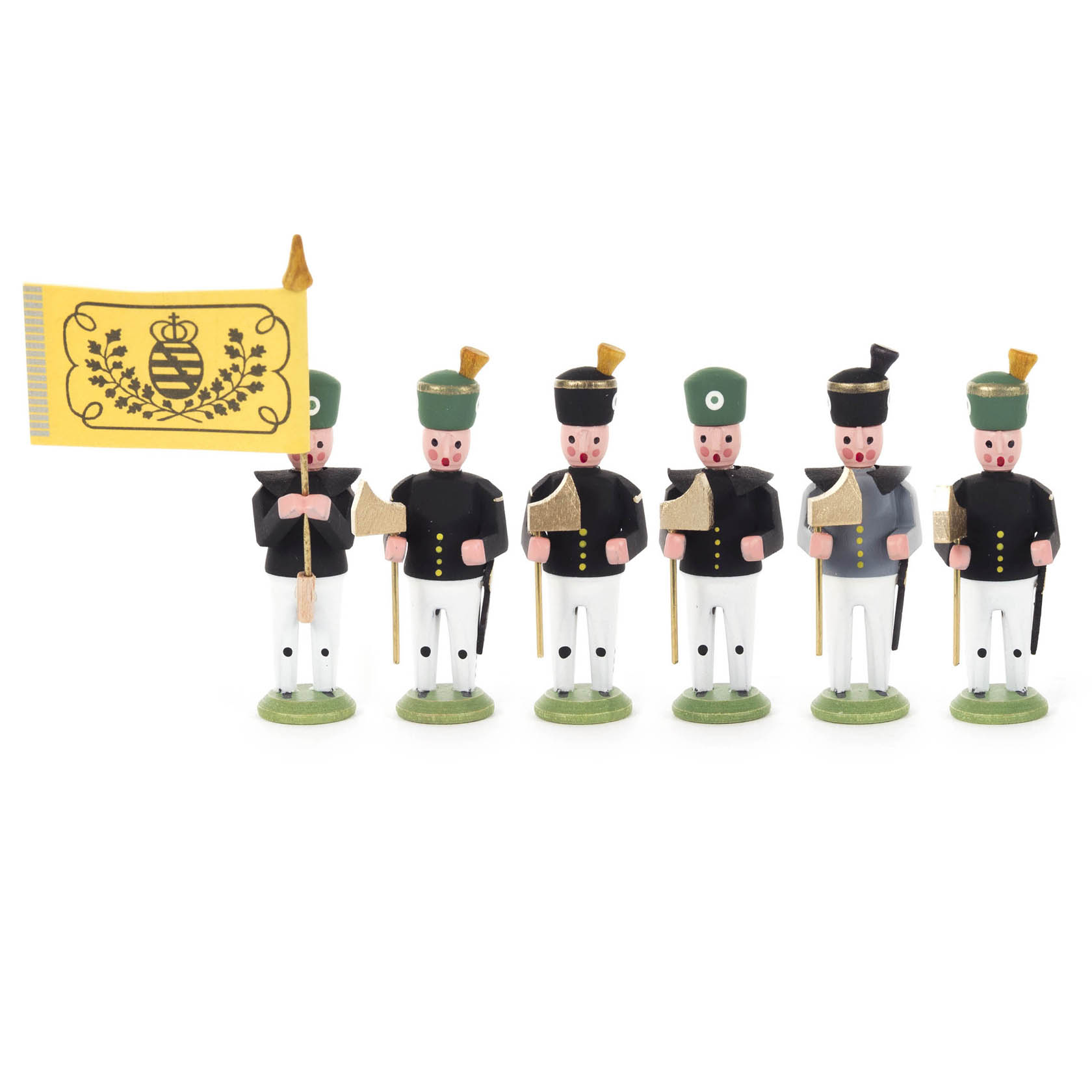 Sechs Miniaturfiguren in traditioneller Bergmannsuniform. Eine Figur hält eine gelbe Fahne mit einem Wappen. Die Figuren stehen nebeneinander auf grünen Sockeln. im Dregeno Online Shop günstig kaufen