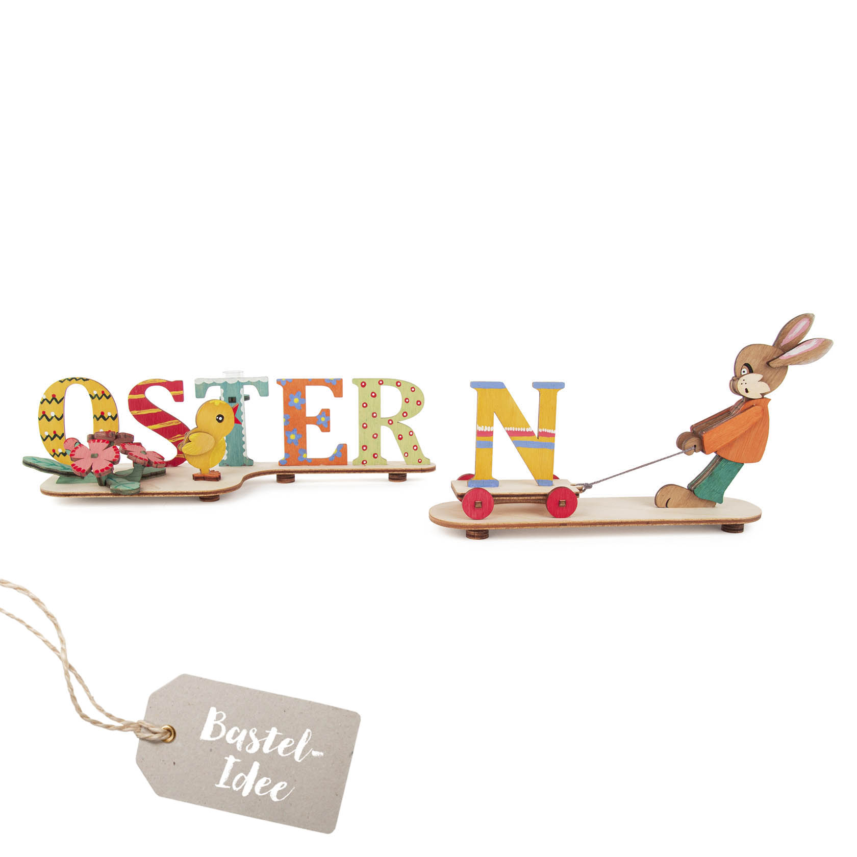 Dekoratives Bastelset mit Holzbuchstaben, die das Wort 'OSTERN' bilden. Daneben ein Kaninchen, das einen Teil des Sets auf Rädern zieht. im Dregeno Online Shop günstig kaufen
