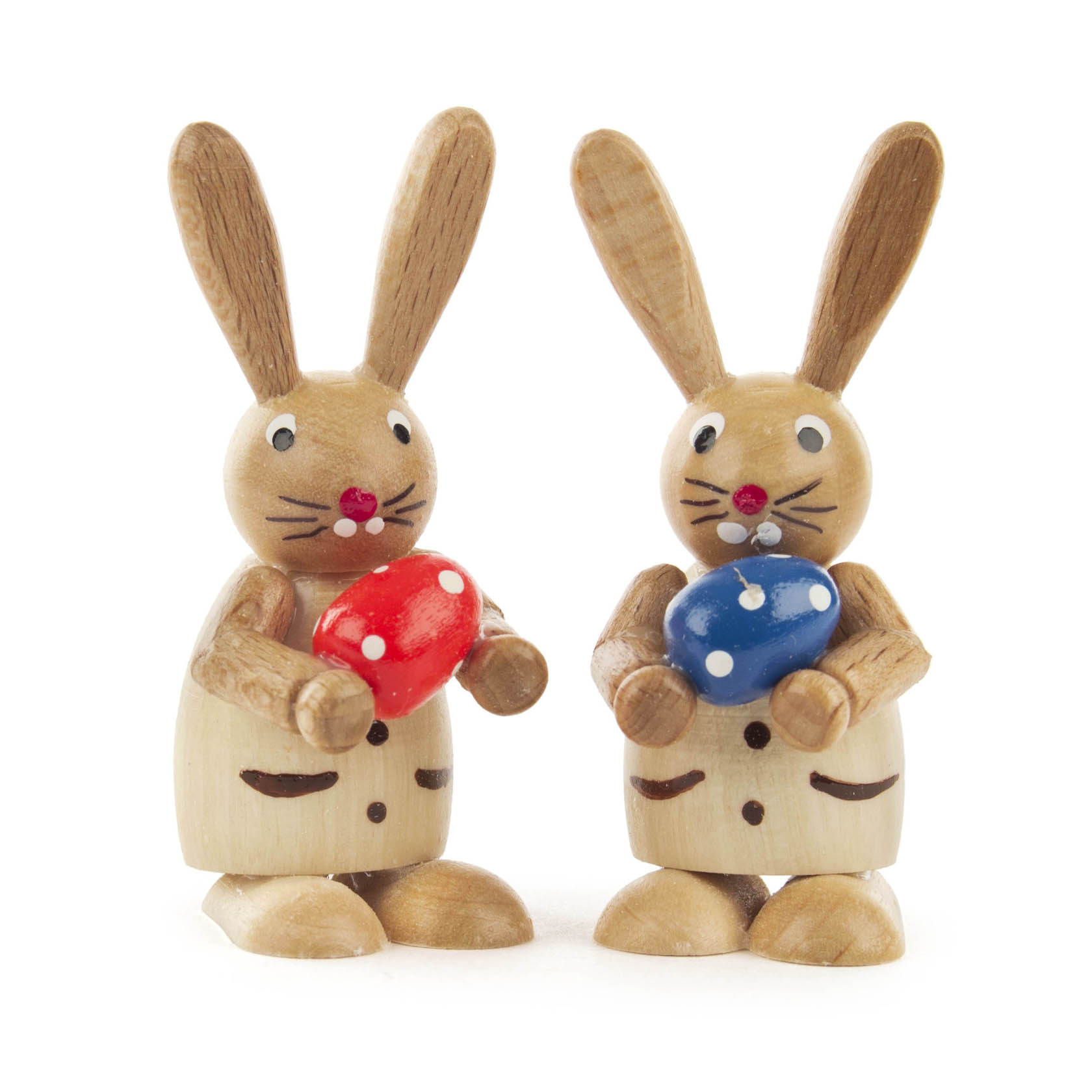 Holzfiguren eines Hasenpaars mit großen Ohren, sie halten je ein buntes Ei; der linke Hase ein rotes, der rechte ein blaues Ei. im Dregeno Online Shop günstig kaufen