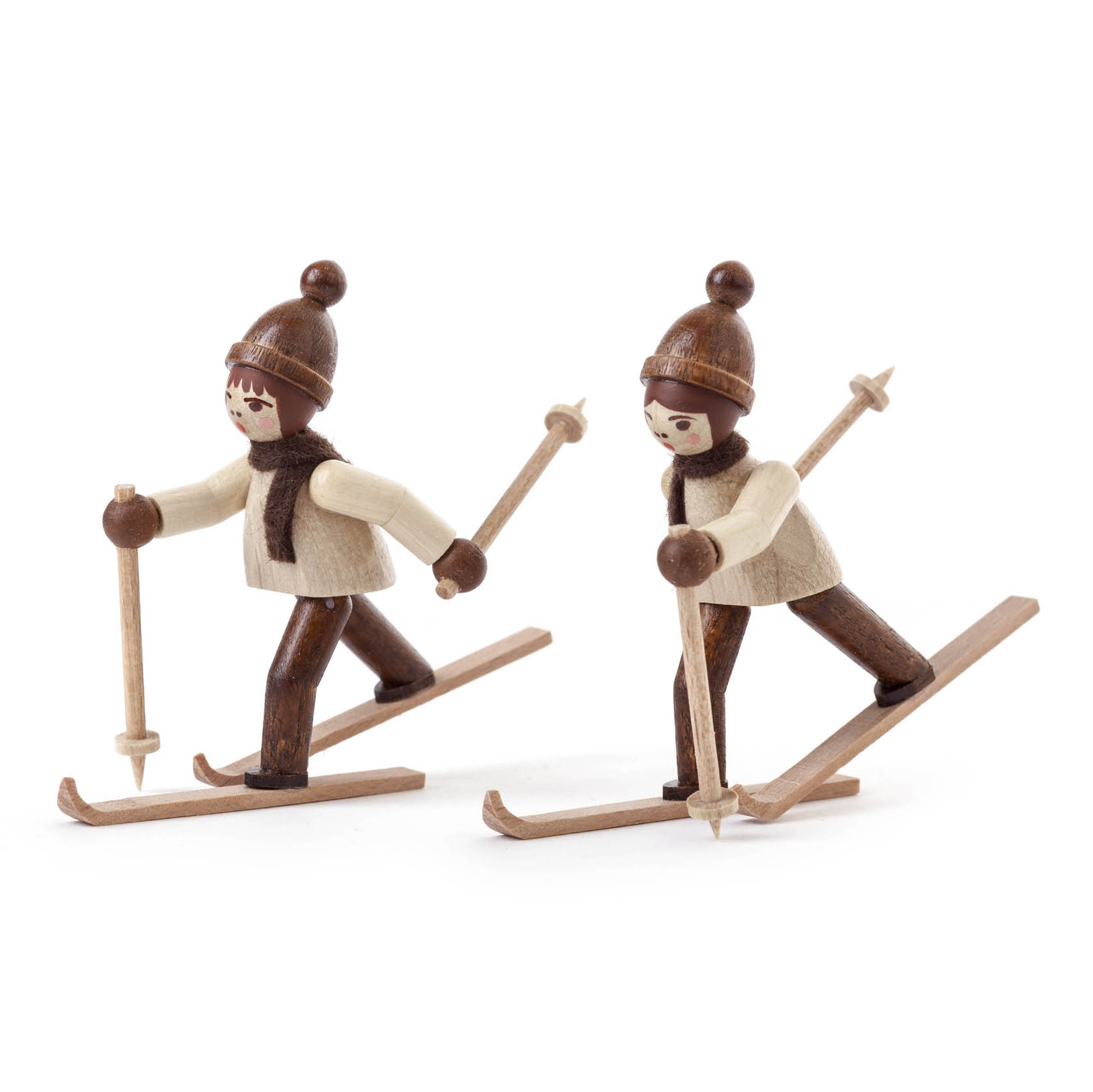 Zwei handgefertigte Skilangläufer-Figuren aus Holz, die in Winterkleidung mit Mützen und Schals gekleidet sind. Beide halten Skistöcke und sind auf Ski montiert. im Dregeno Online Shop günstig kaufen