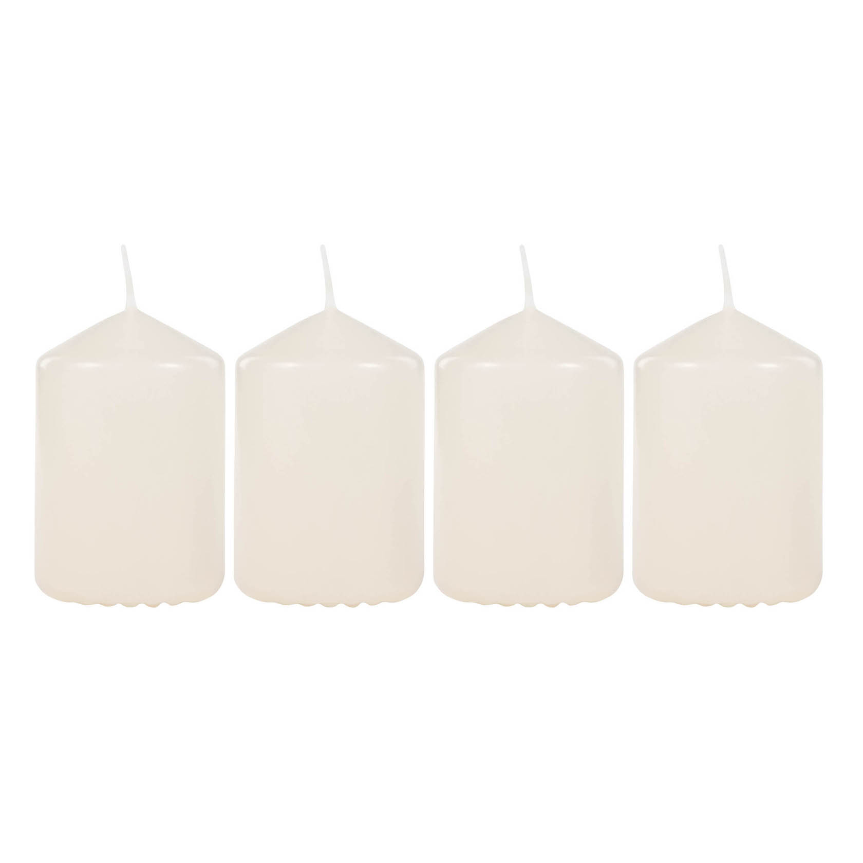 Vier champagnerfarbene Stumpenkerzen, jeweils 6 cm hoch, nebeneinander aufgestellt. im Dregeno Online Shop günstig kaufen