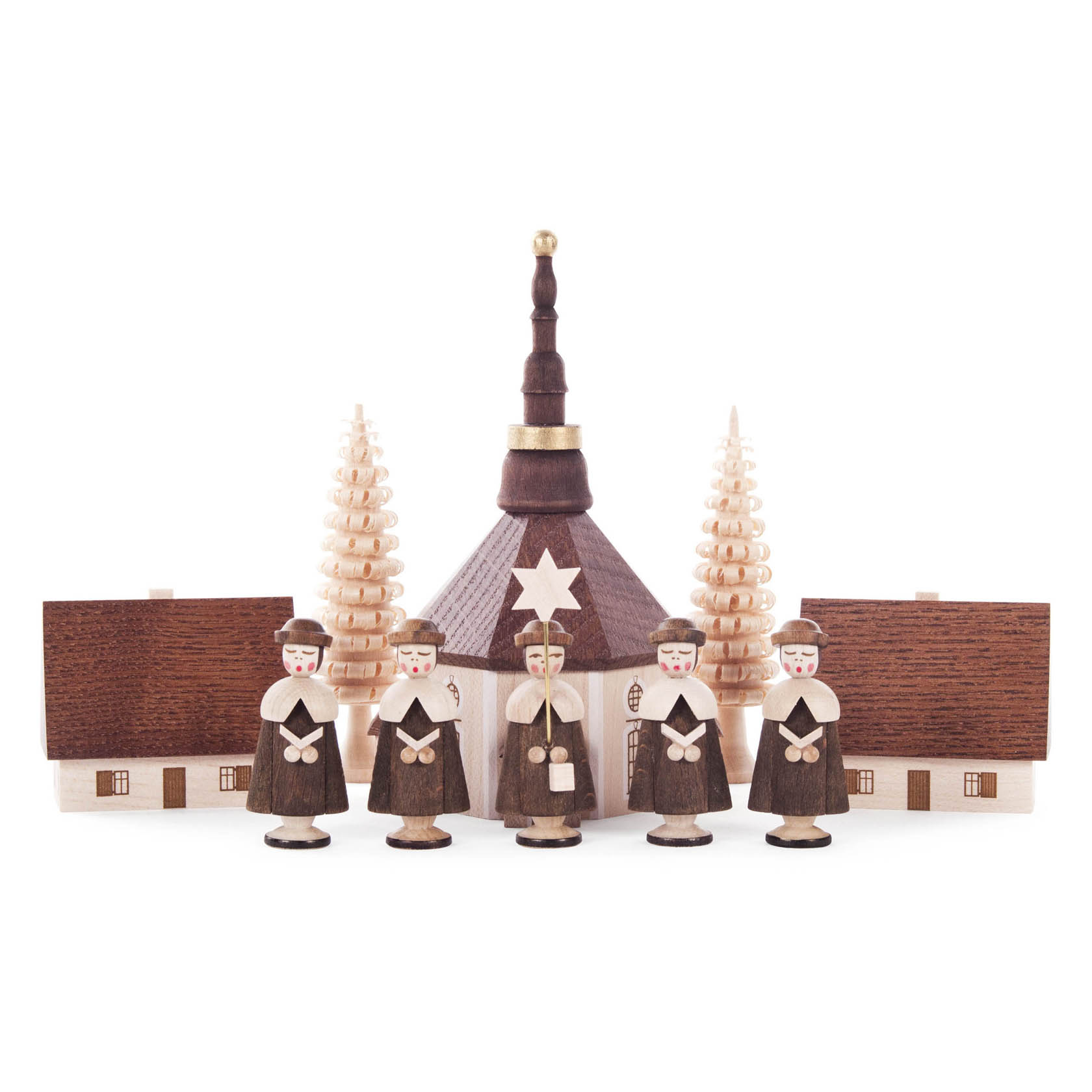 Seiffener Dorf mit fünf Kurrendesängern aus Holz, traditionell bemalt, vor einer stilisierten Kirche und zwei Holzhäusern platziert. im Dregeno Online Shop günstig kaufen