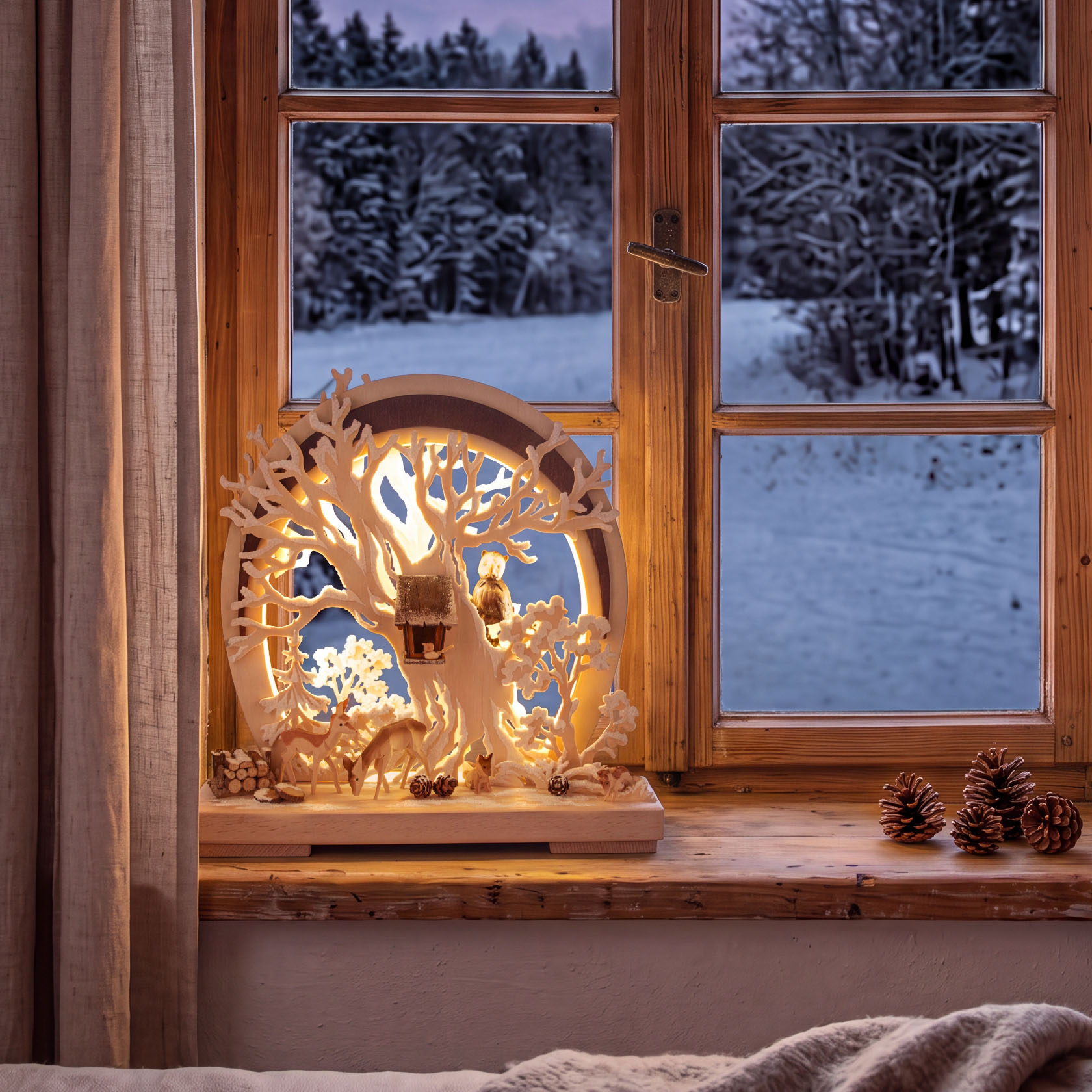 Romantische LED-Leuchte mit Waldtiermotiv und Raureif-Effekt, steht auf einer Fensterbank, umgeben von einer weißen und einer braunen Laterne.