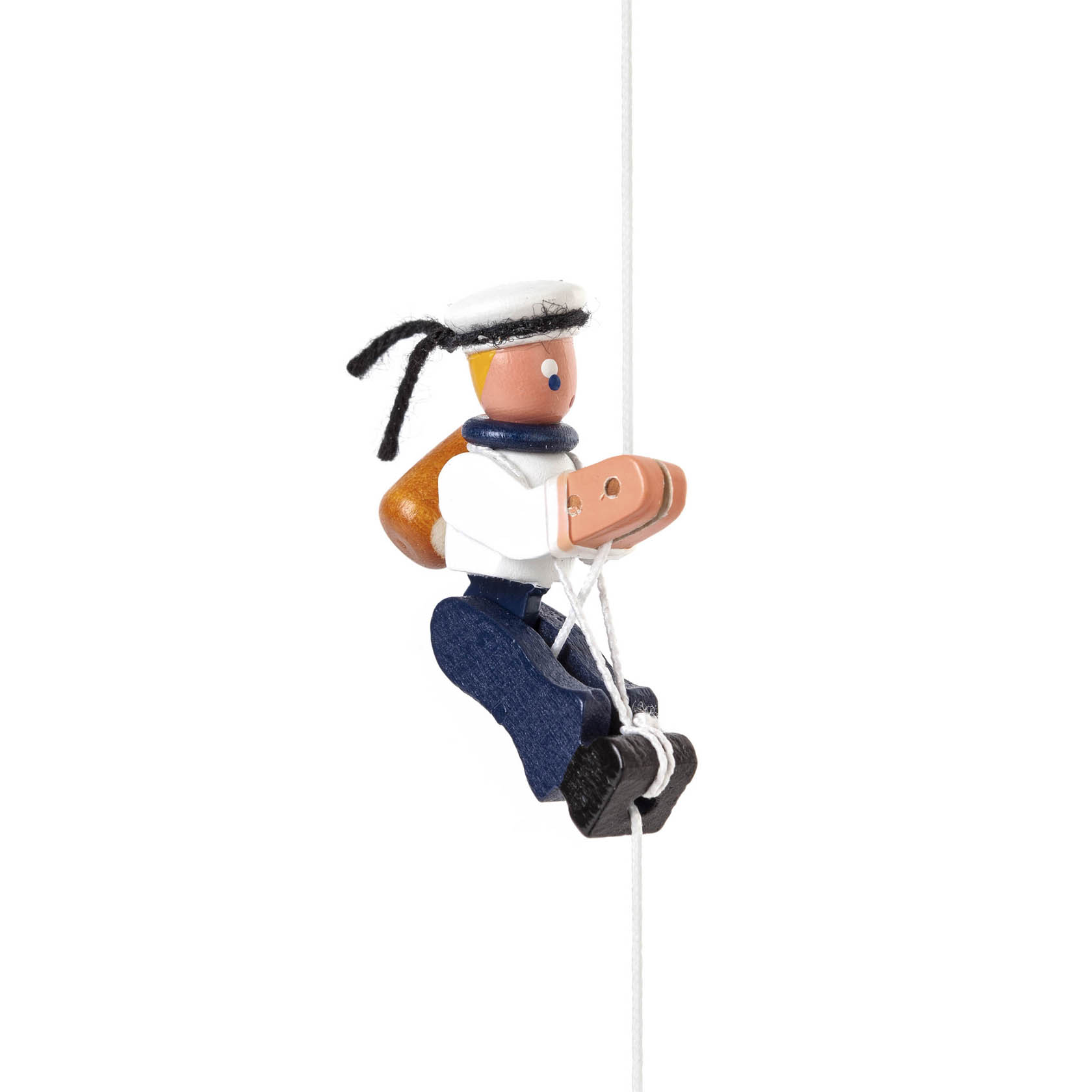 Holz-Kletterfigur eines Matrosen in blau-weißer Uniform mit Mütze, der an einem Seil klettert. im Dregeno Online Shop günstig kaufen