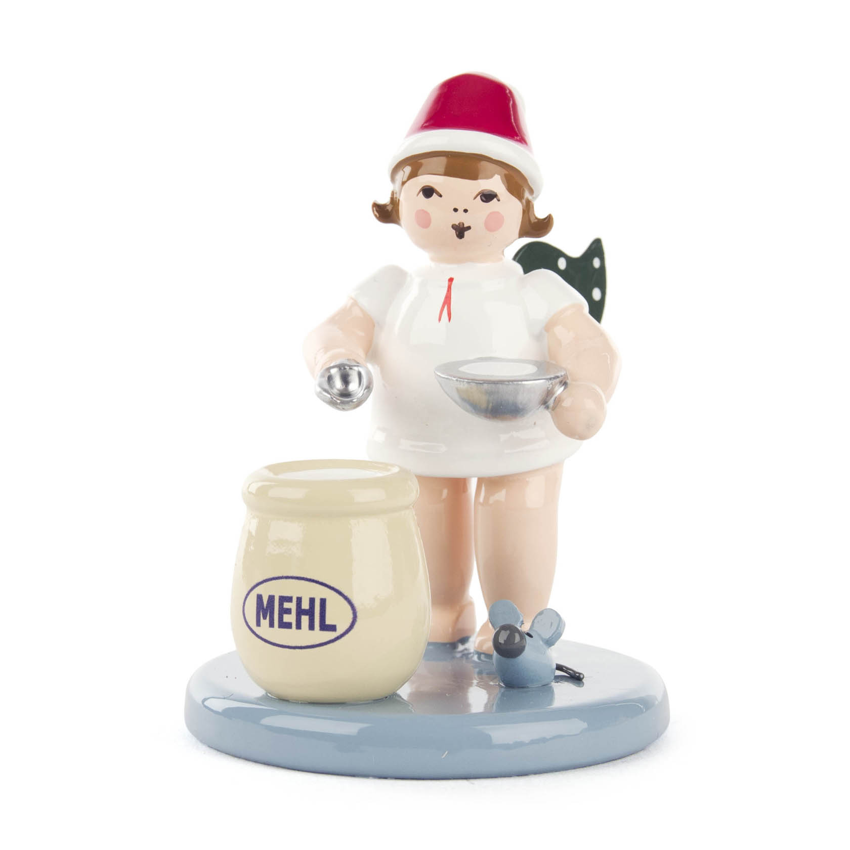 Figur eines Bäckerengels in weißem Kleid mit roter Mütze, der eine Schüssel hält. Neben ihm ein Mehlsack und eine kleine blaue Maus auf blauem Sockel. im Dregeno Online Shop günstig kaufen