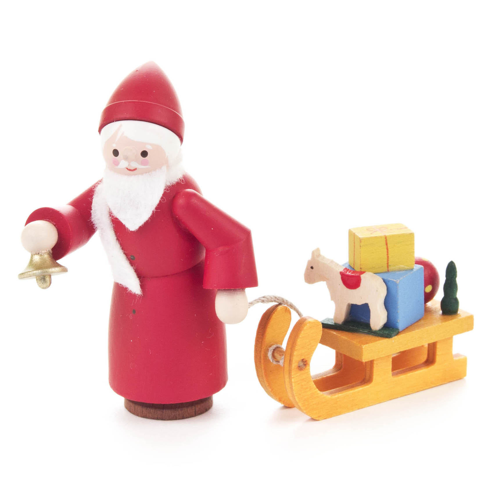 Eine Holzfigur des Nikolaus in rotem Gewand und Mütze, lächelt und hält eine Glocke in der Hand. Auf einem gelben Schlitten hinter ihm liegen bunte Geschenke und ein kleines weißes Pferd. im Dregeno Online Shop günstig kaufen
