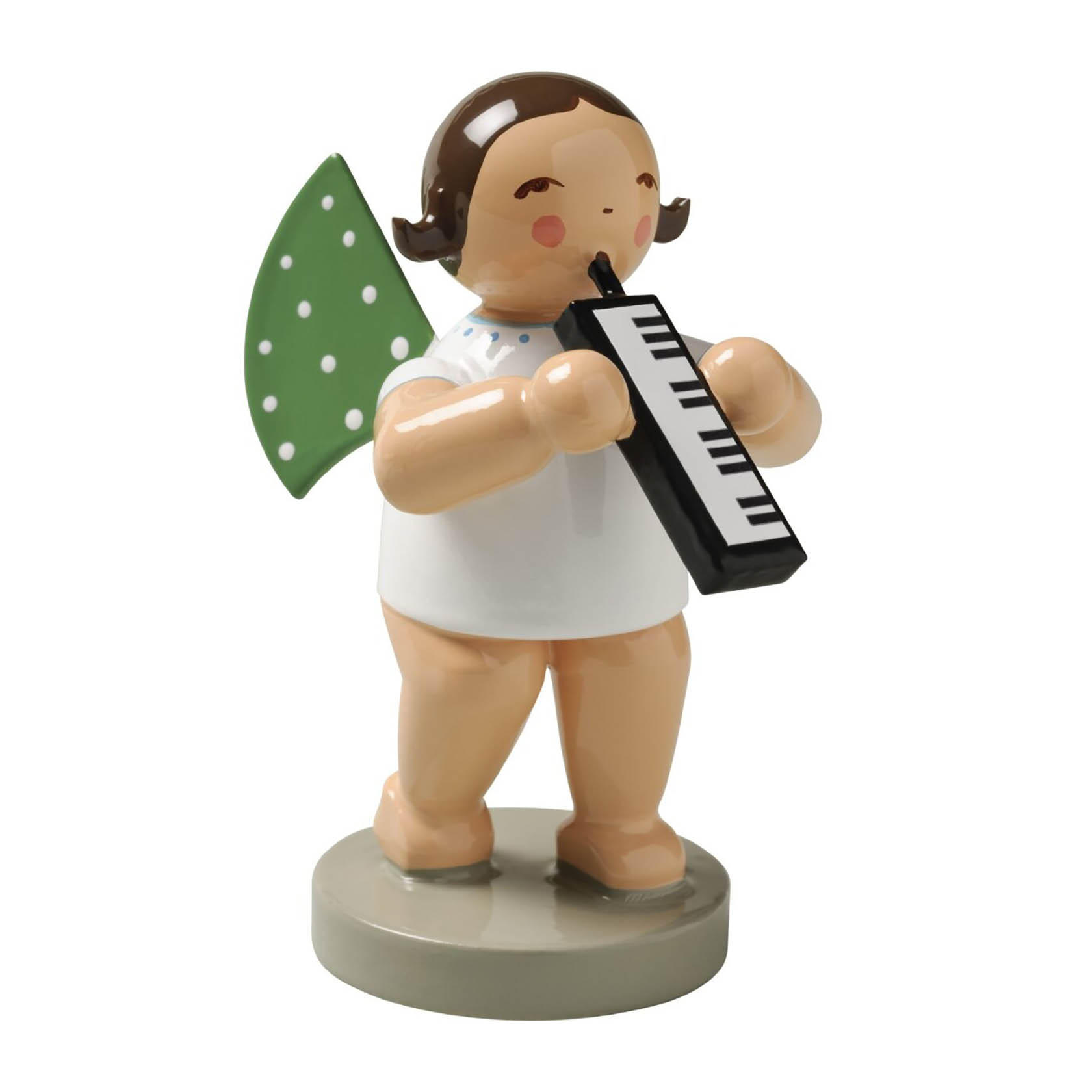 Ein Engel spielt auf einer Melodika. Der Engel hat einen grünen Flügel mit weißen Punkten, blondes Haar und trägt ein weißes Hemd. im Dregeno Online Shop günstig kaufen
