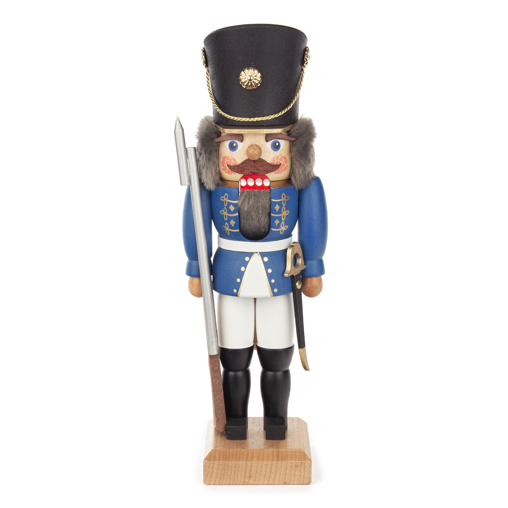 Ein hölzerner Nussknacker in Form eines Soldaten. Er trägt eine blaue Uniform mit schwarzen Stiefeln und einen schwarzen Hut und hält eine Lanze. im Dregeno Online Shop günstig kaufen