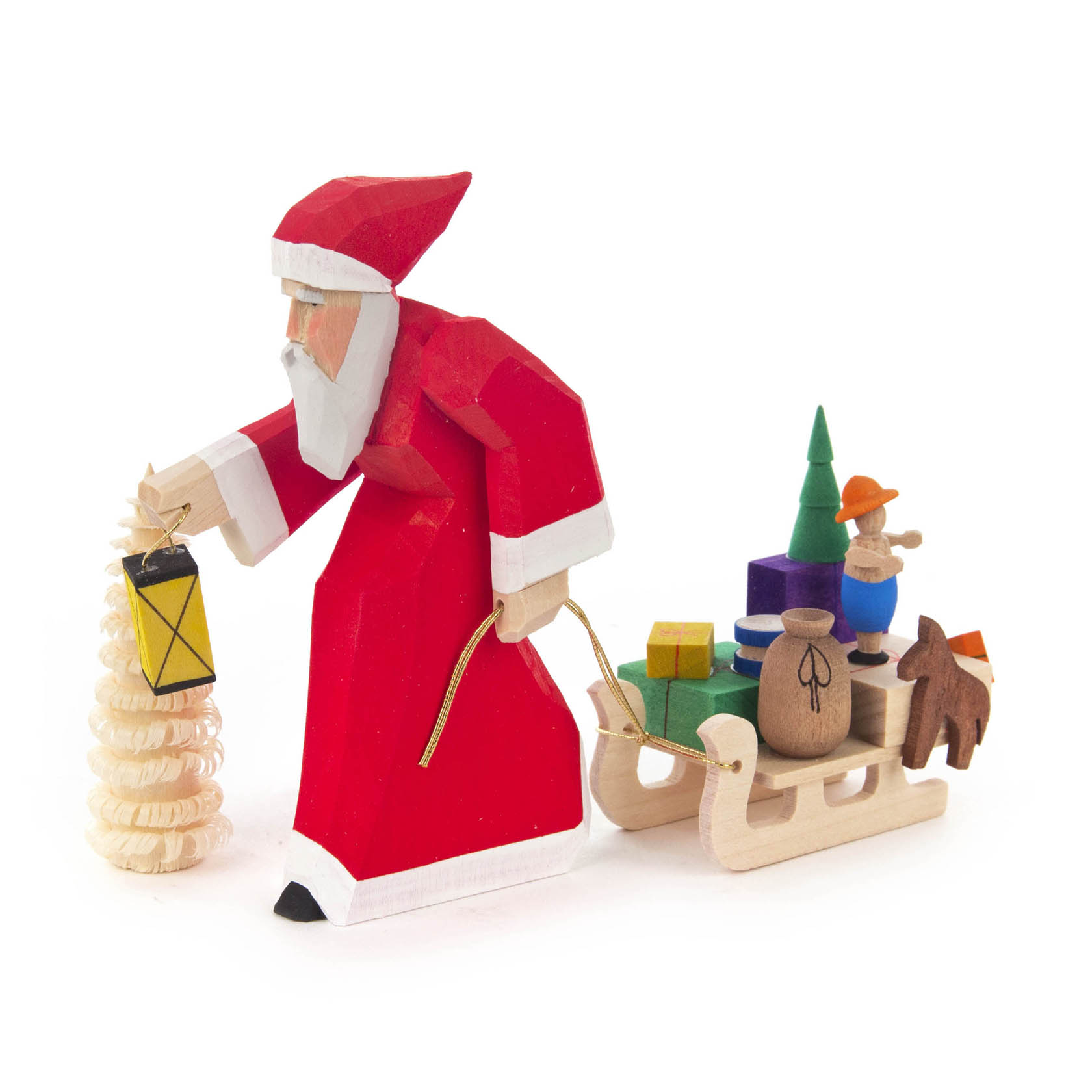 Ein geschnitzter Weihnachtsmann in rotem Mantel hält eine Laterne und zieht einen Schlitten mit Geschenken, einem Baum und einem kleinen Schneemann. im Dregeno Online Shop günstig kaufen
