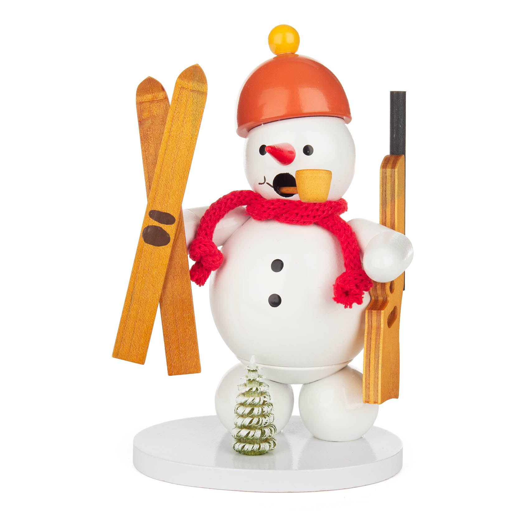 Ein weißer Schneemann-Räuchermann als Biathlet mit roter Mütze, rotem Schal, Skiern und Gewehr. im Dregeno Online Shop günstig kaufen