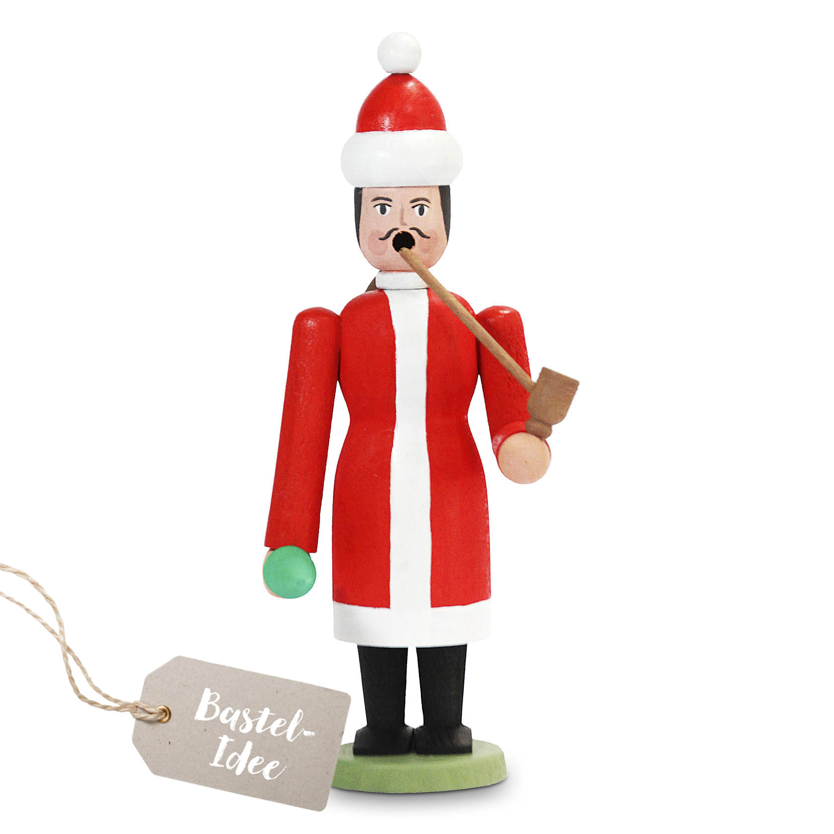 Ein rotes Bastelset Räuchermännchen in Form eines Weihnachtsmanns mit Pfeife, grüner Kugel in der Hand und Etikett mit der Aufschrift 'Bastel-Idee'. im Dregeno Online Shop günstig kaufen