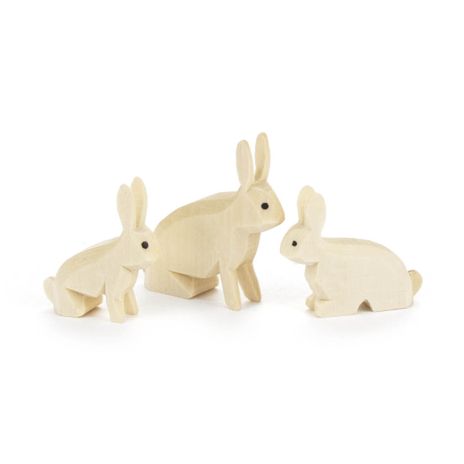 Drei hölzerne Hasenfiguren, alle naturbelassen und mit dunklen Augen; zwei kleinere Hasen stehen neben einem größeren Hasen. im Dregeno Online Shop günstig kaufen