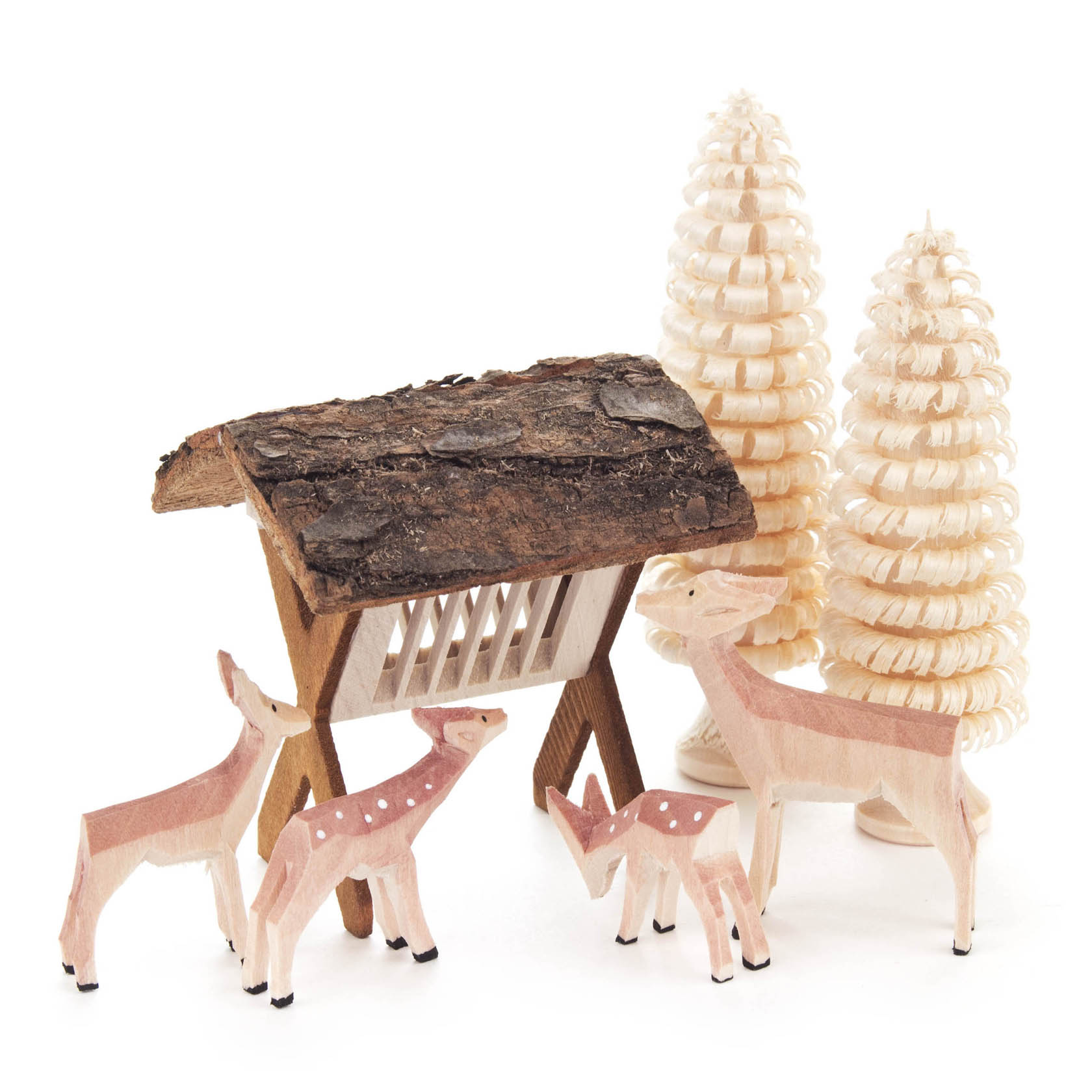 Fünf geschnitzte Rehe, darunter ein Hirsch und ein Kitz, umgeben eine Futterraufe mit Rinde und zwei holzgeschnitzte Bäumchen. im Dregeno Online Shop günstig kaufen
