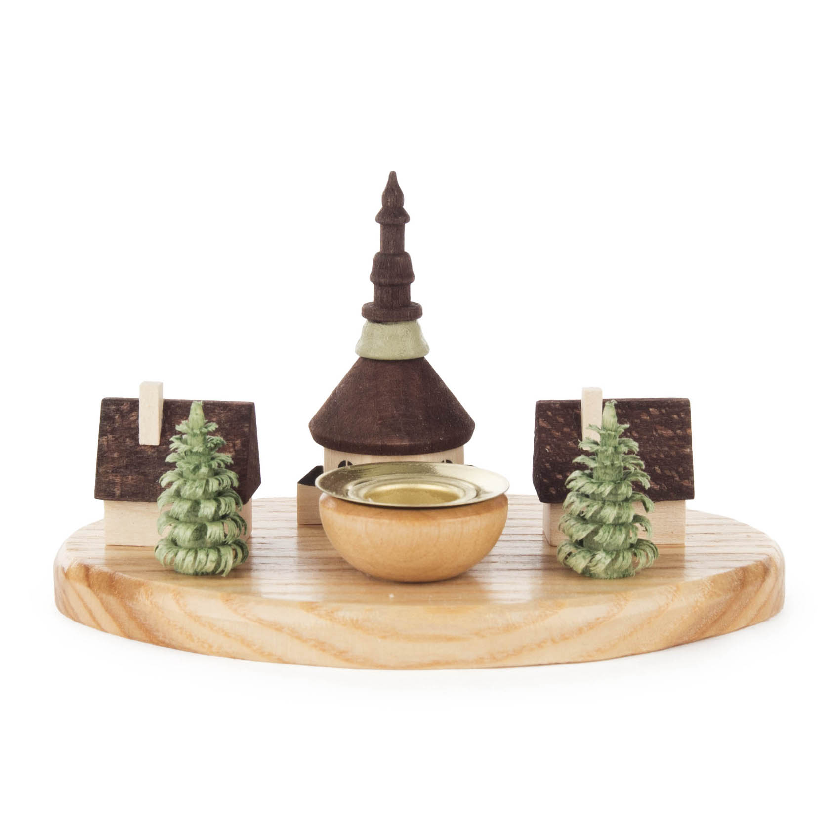 Ein Kerzenhalter zeigt eine Miniaturdarstellung eines Dorfes mit zwei Häusern, einer Kirche und zwei Bäumen auf einem ovalen Holzsockel.