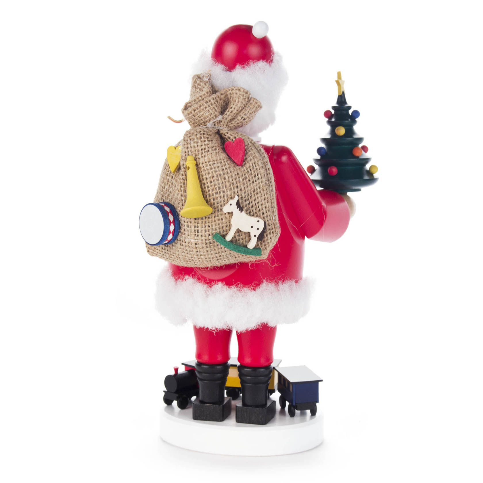 Ein traditioneller Räuchermann in Form eines Weihnachtsmannes, der einen Weihnachtsbaum in einer Hand und einen Sack mit Spielzeug auf dem Rücken trägt.