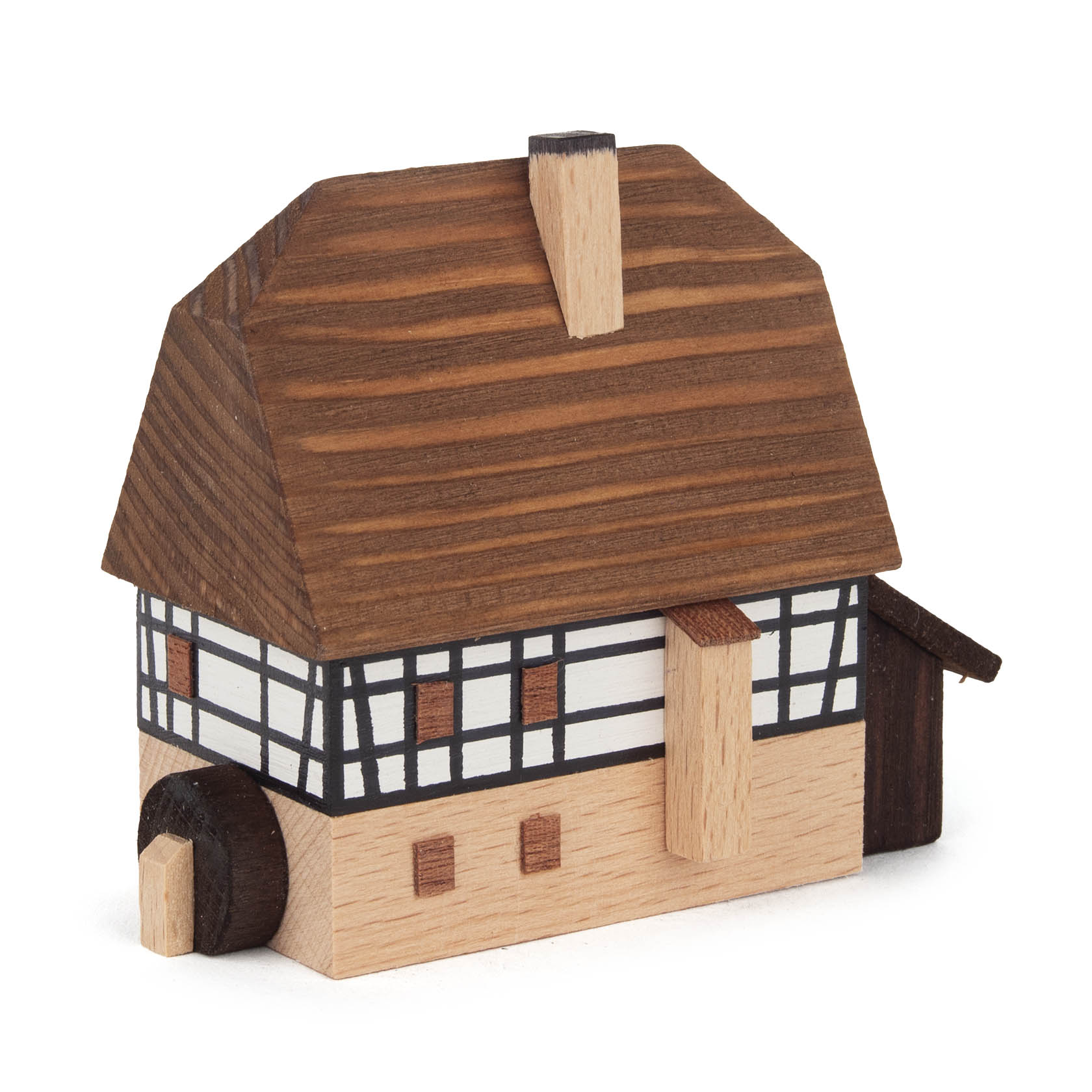 Kleines Modell einer zweistöckigen Wassermühle mit Fachwerk, Holzschindeldach und angebauter Holztrennwand. Seitlich ist ein Mühlrad sichtbar.
