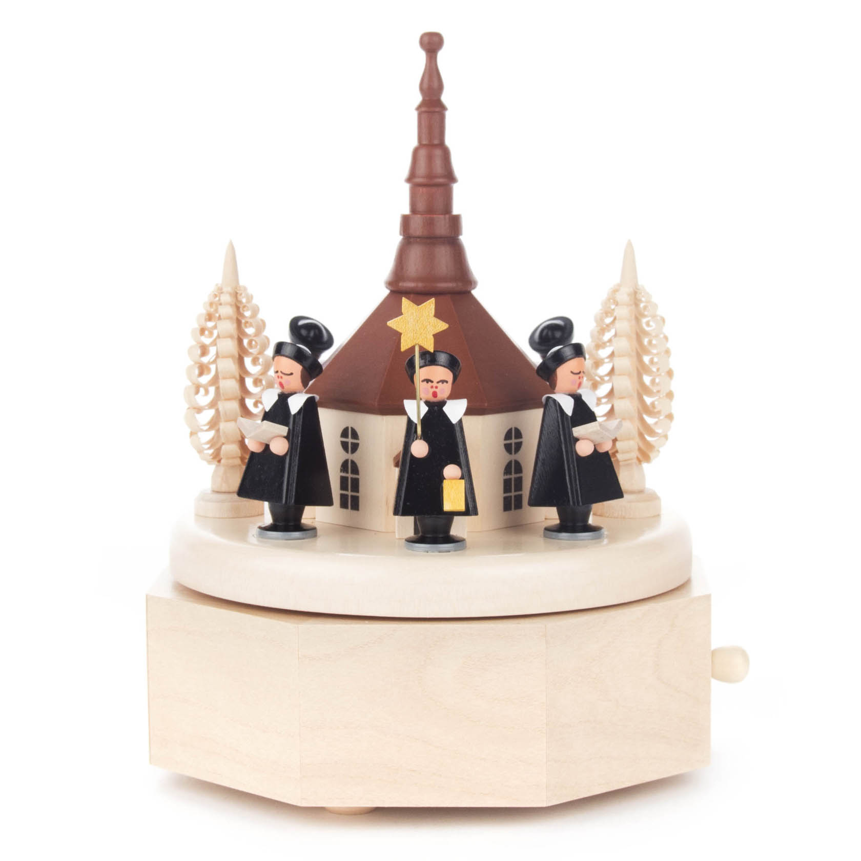 Eine Spieldose zeigt eine Seiffener Kirche mit drei schwarzen Kurrendefiguren, die ein weißes Haus mit spitzem braunem Dach umgeben. Zwei weiße Bäume stehen seitlich. im Dregeno Online Shop günstig kaufen