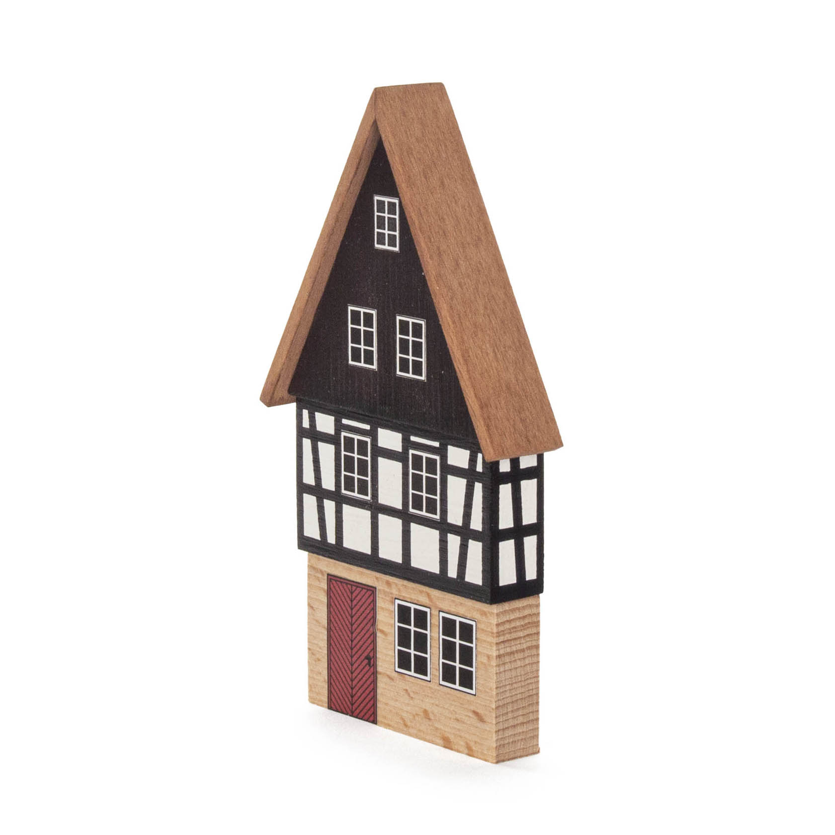 Modell eines traditionellen deutschen Giebelhauses aus Holz in Braun und Weiß mit roter Tür und Fenstern.