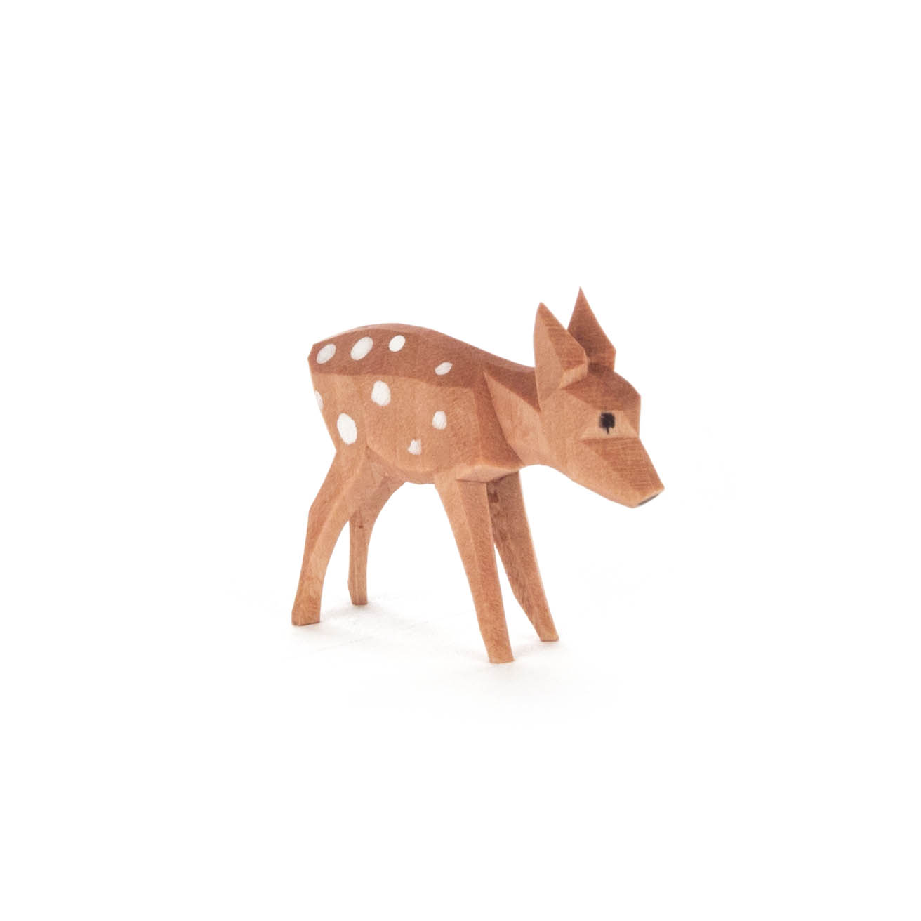 Kleine, geschnitzte Holzfigur eines Rehs mit stehendem Ohr und gepunktetem Rücken. im Dregeno Online Shop günstig kaufen