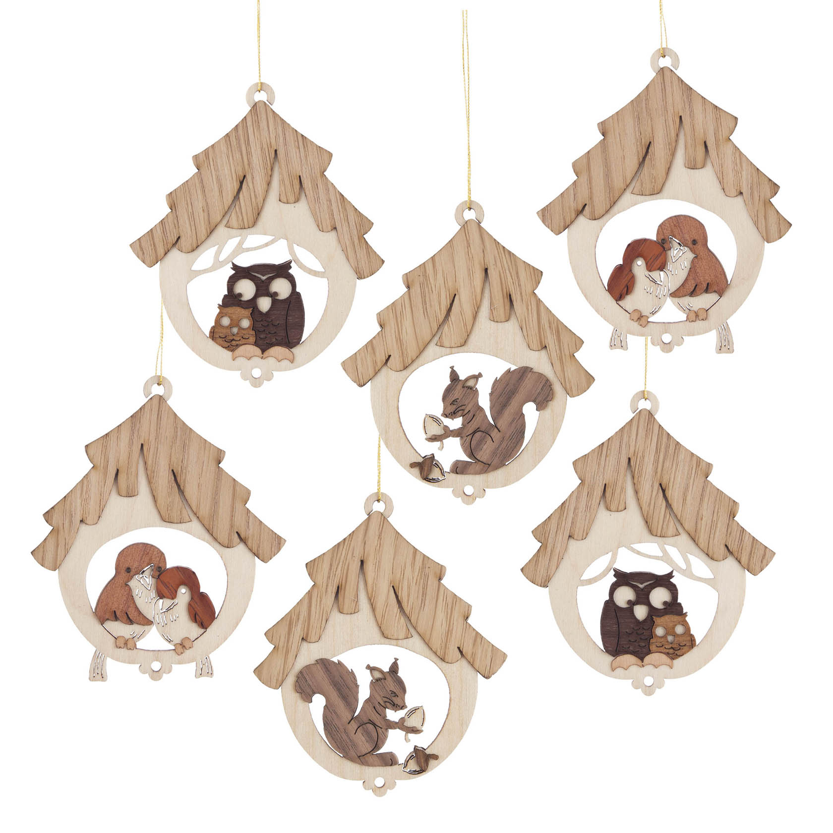 Sechs hölzerne Vogelnistkästen mit detaillierten Tiermotiven, darunter Eulen, Eichhörnchen und Vögel, mit einer Tannenbaumumrandung. im Dregeno Online Shop günstig kaufen