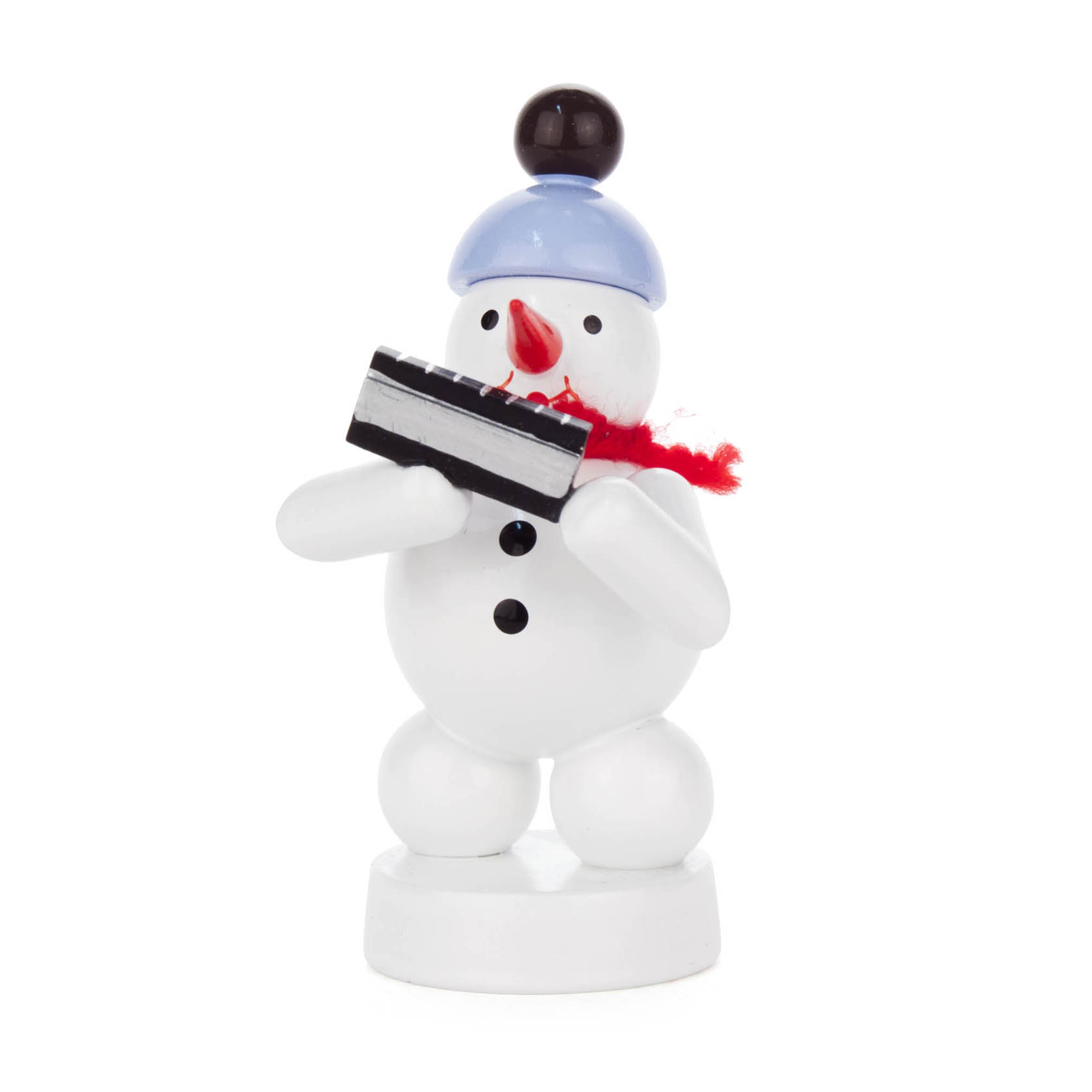 Holzschneemann mit roter Nase und blauem Hut spielt eine schwarz-weiße Mundharmonika, trägt einen roten Schal und hat einen schwarzen Knopf auf dem Hut. im Dregeno Online Shop günstig kaufen