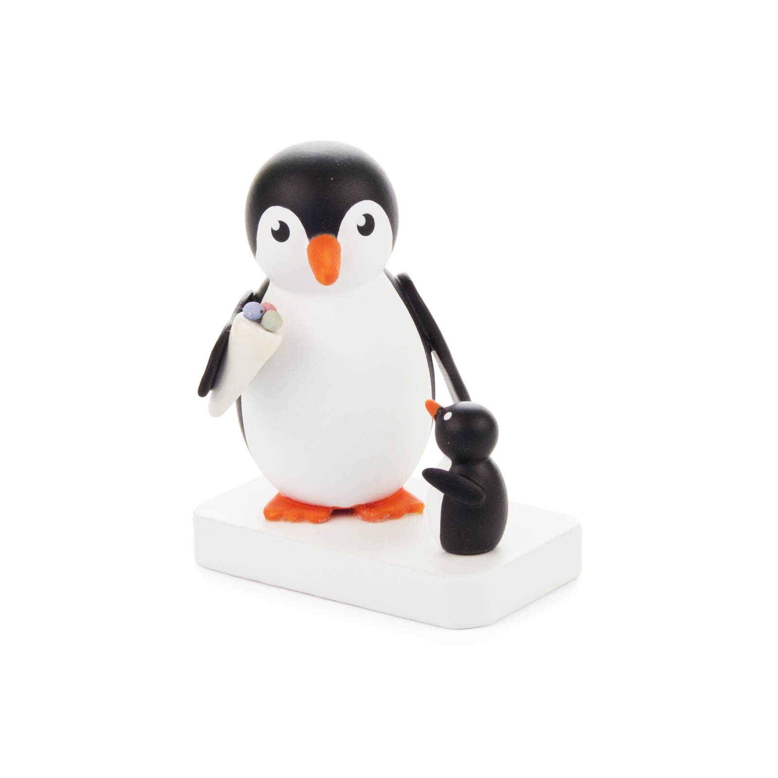 Kunststofffigur eines stehenden Pinguins mit einem Eis in der Hand und einem kleineren, sitzenden Pinguin zu seinen Füßen auf einem weißen Sockel. im Dregeno Online Shop günstig kaufen
