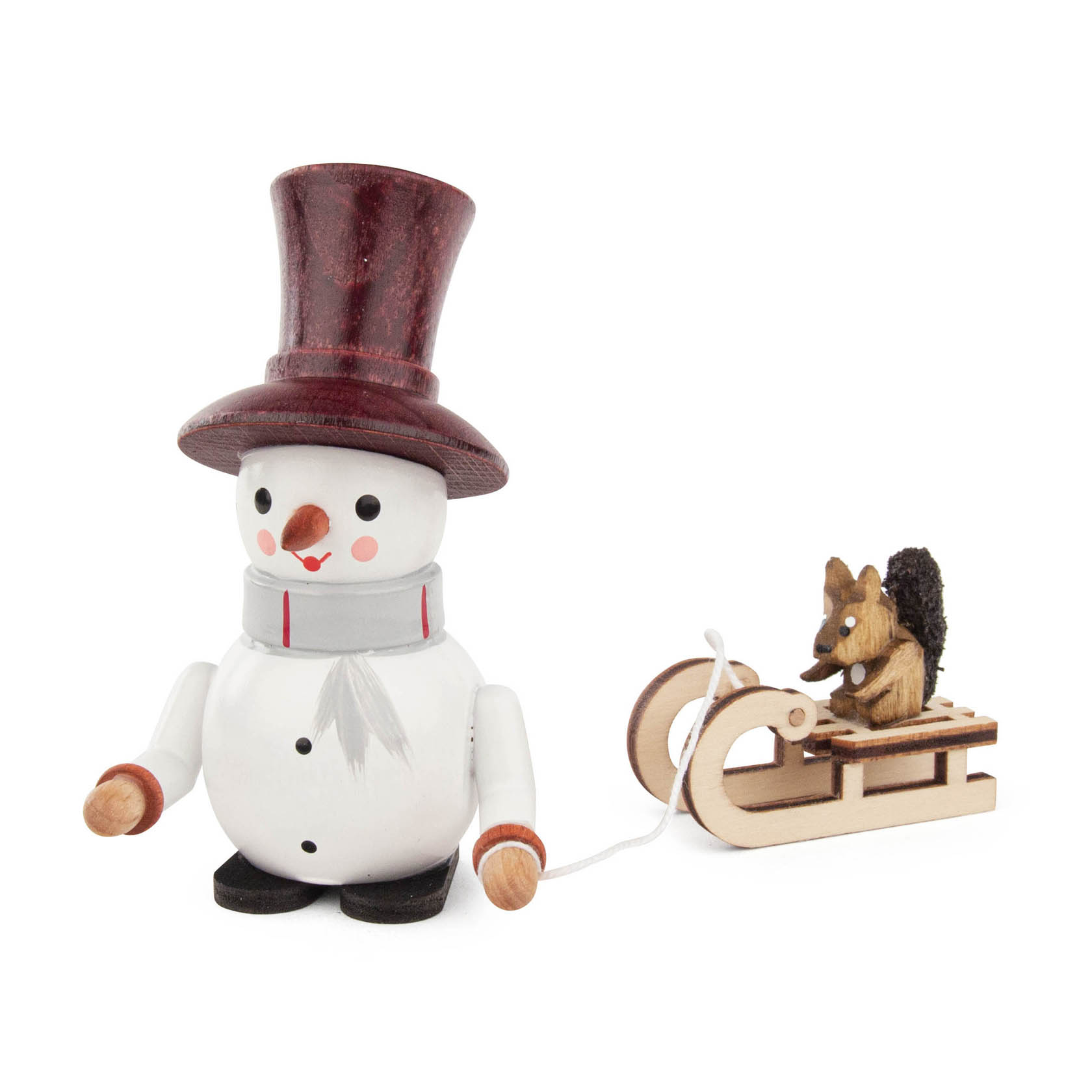 Holzschneemann mit grauem Schal und rotem Zylinder, zieht einen Schlitten, auf dem ein kleines Eichhörnchen sitzt. im Dregeno Online Shop günstig kaufen