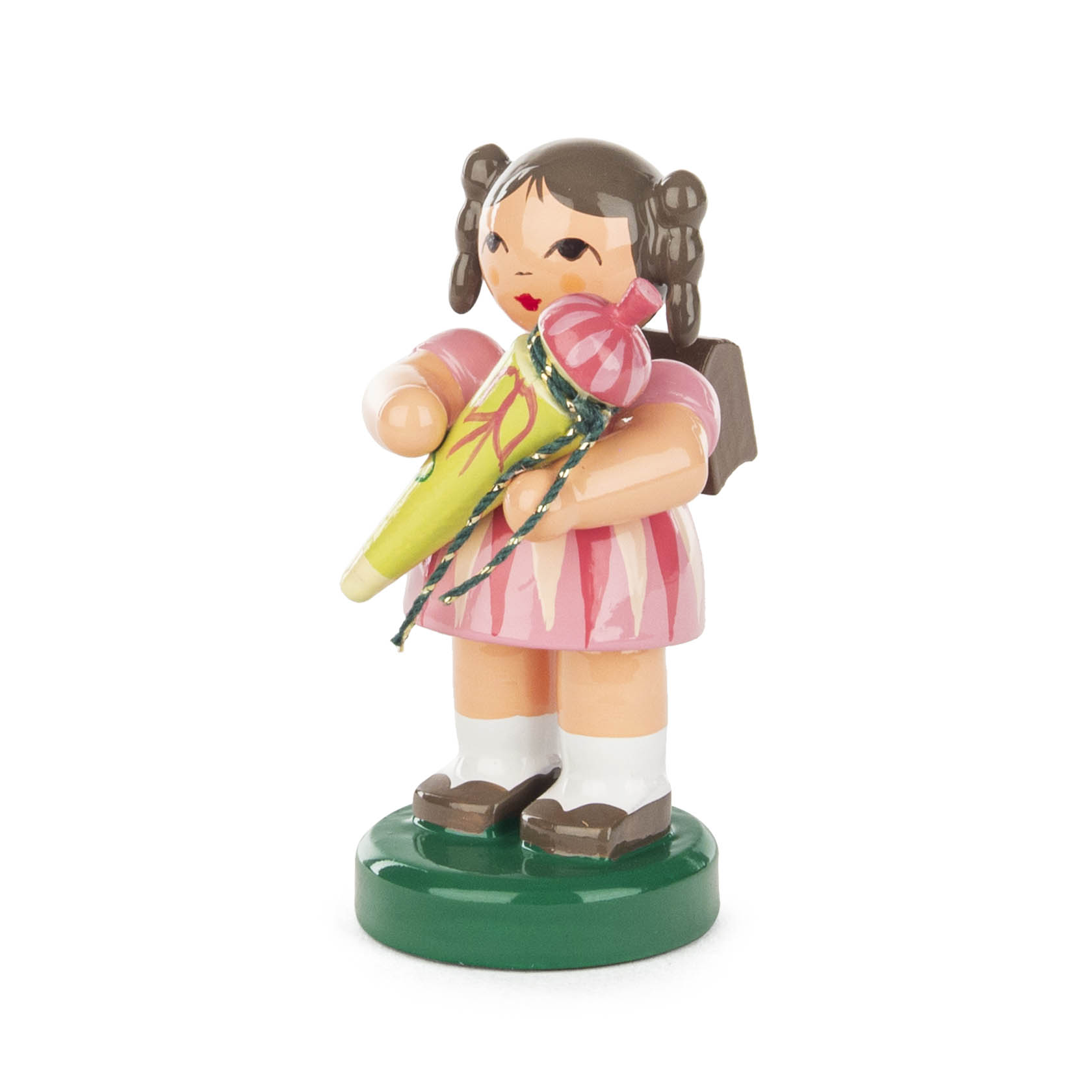 Holzfigur eines Mädchens mit braunen Haaren in Zöpfen, das eine große gelb-rosa Schultüte mit Schleifen hält. Es trägt ein rosa Kleid und braune Schuhe.