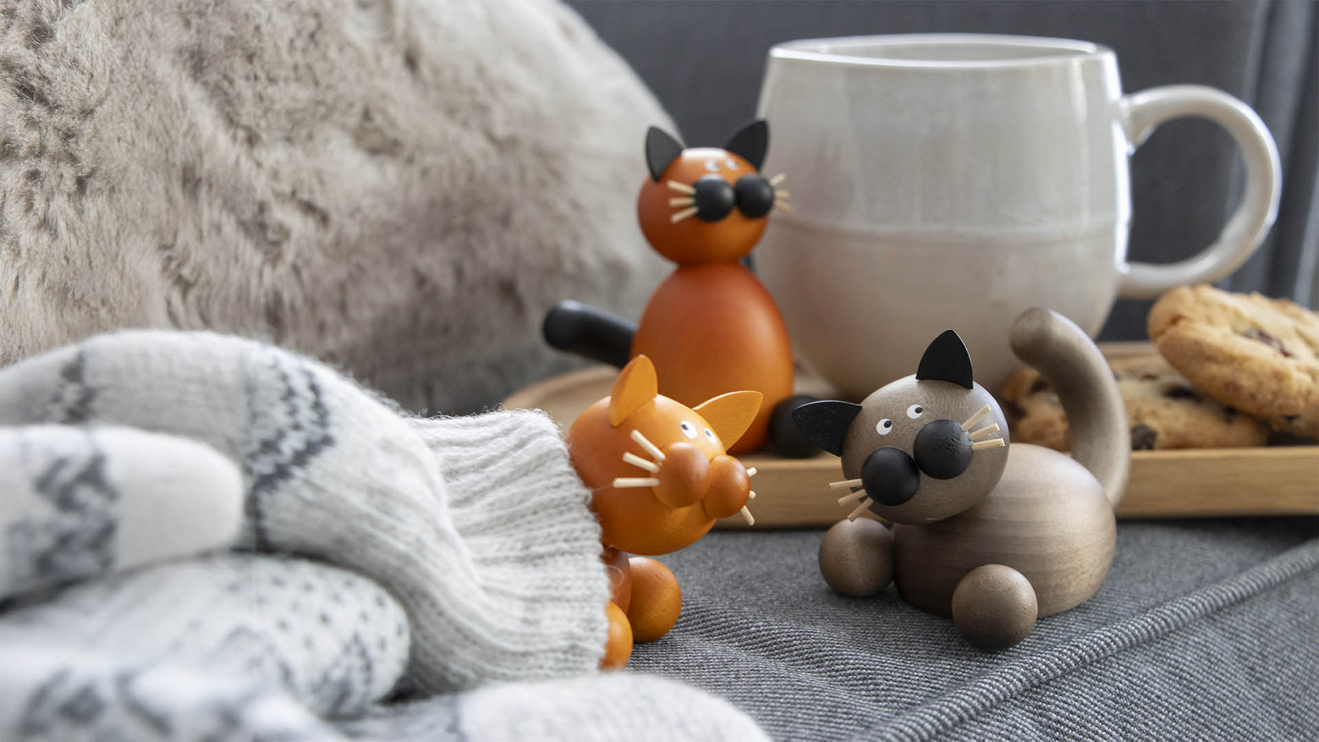 Drei Katzen auf Sessel