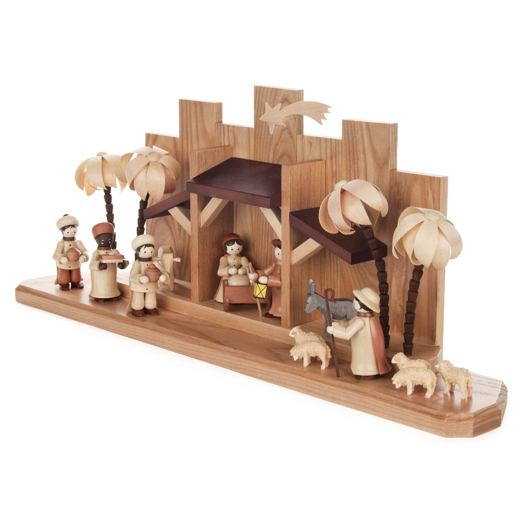 Holzmodell der Geburtsszene Christi mit Figuren von Maria, Josef, Jesus im Stall und Hirten mit Schafen unter Palmen.