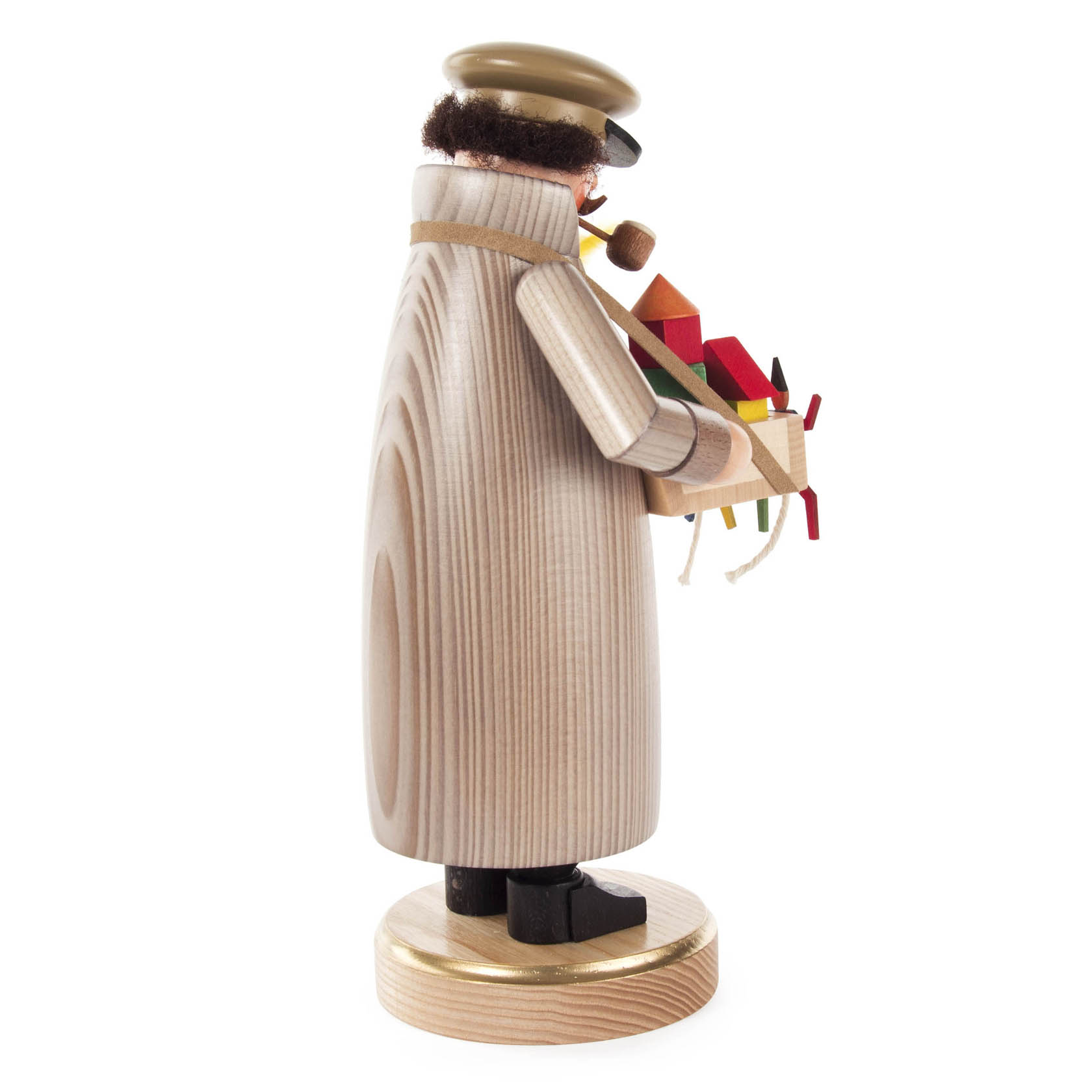 Holzfigur eines Spielzeughändlers mit Pfeife und Mütze, der eine Kiste mit buntem Holzspielzeug trägt.