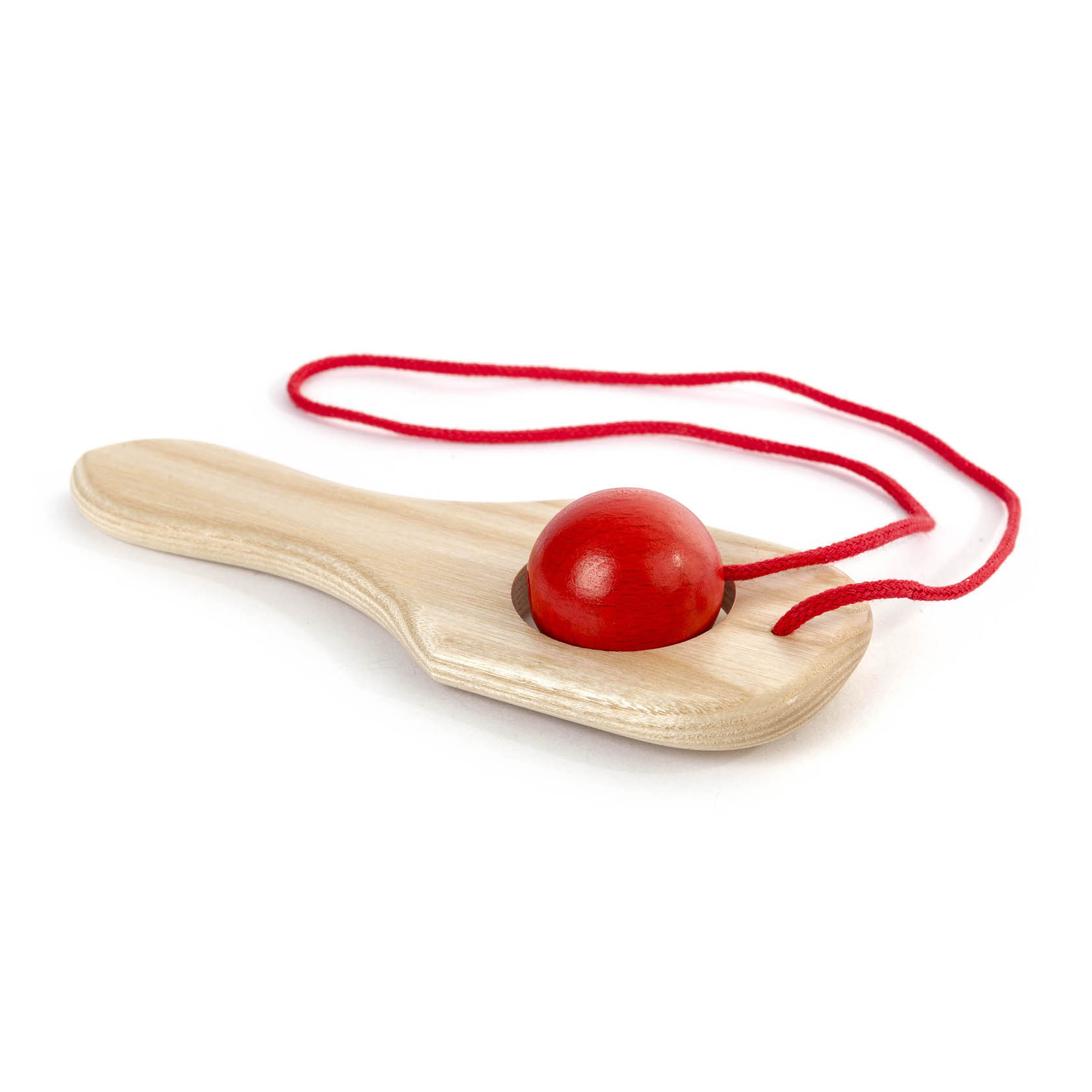 Ein einfaches Geschicklichkeitsspiel aus Holz mit einem flachen Schläger und einer roten, runden Kugel, die an einem roten Faden befestigt ist. im Dregeno Online Shop günstig kaufen